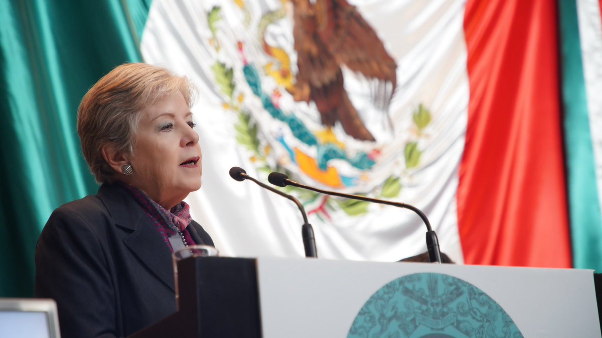 SEMARNAT_mx's tweet photo. 🙌 ¡México vive un momento histórico para su política ambiental!

Esta mañana, la secretaria de Medio Ambiente, @aliciabarcena, acompañada por integrantes del Sector Ambiental Federal, inauguró en la Cámara de @Mx_Diputados las audiencias públicas sobre la propuesta de una nueva legislación ambiental, un espacio al que se inscribieron más de 130 voces para enriquecer su discusión.

La secretaria reconoció el impulso de la diputada @BenavidesCobos, presidenta de la Comisión de Medio Ambiente y Recursos Naturales, y de la senadora @MakiOrtizD para abrir este ejercicio de diálogo y participación, que permitirá escuchar distintas voces y recabar opiniones en el proceso legislativo.

🤝 Una ley de esta magnitud debe construirse escuchando a quienes conocen, habitan y defienden los territorios. Por ello, comunidades, pueblos indígenas, personas defensoras del ambiente, academia, sociedad civil, sectores productivos e instituciones públicas participarán en este ejercicio plural.

La iniciativa para una nueva Ley General del Equilibrio Ecológico y la Protección al Ambiente busca renovar un marco jurídico construido hace casi cuatro décadas para responder a los desafíos ambientales de nuestro tiempo:

🌱 Restaurar ecosistemas  
💧 Sanear ríos  
♻️ Prevenir el daño ambiental  
🛡️ Fortalecer la justicia ambiental  
✅ Hacer efectivo el derecho de todas y todos a un medio ambiente sano

“El tiempo apremia. Es muy importante esta ley, el momento es ahora”, afirmó la secretaria, al destacar la oportunidad de construir, a partir de la diversidad y el consenso, una legislación a la altura de los desafíos que enfrentamos en 🇲🇽.

La #Semarnat acompañará estas audiencias para aportar a una ley que proteja nuestra riqueza natural, reconozca los saberes tradicionales e incorpore la ciencia y la tecnología, con una visión de futuro y justicia ambiental.

Consulta las mesas programadas en: https://t.co/yWM2UaVoIM

#SomosMedioAmbiente