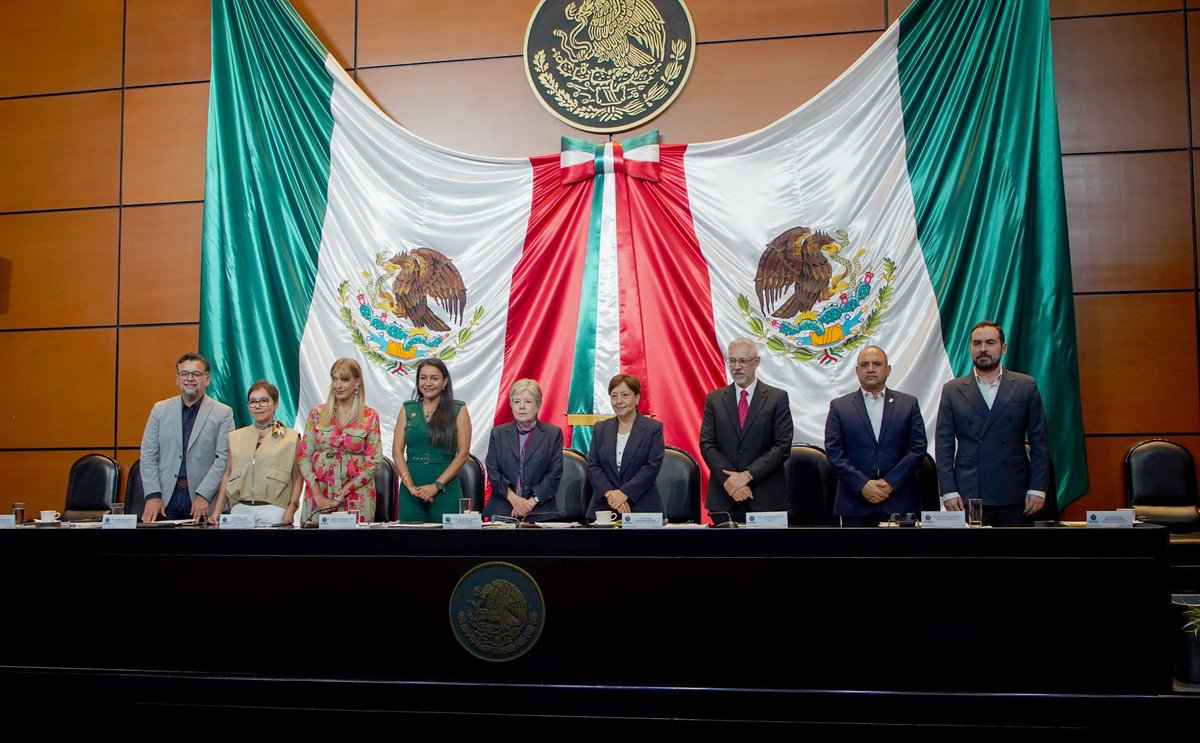 SEMARNAT_mx's tweet photo. 🙌 ¡México vive un momento histórico para su política ambiental!

Esta mañana, la secretaria de Medio Ambiente, @aliciabarcena, acompañada por integrantes del Sector Ambiental Federal, inauguró en la Cámara de @Mx_Diputados las audiencias públicas sobre la propuesta de una nueva legislación ambiental, un espacio al que se inscribieron más de 130 voces para enriquecer su discusión.

La secretaria reconoció el impulso de la diputada @BenavidesCobos, presidenta de la Comisión de Medio Ambiente y Recursos Naturales, y de la senadora @MakiOrtizD para abrir este ejercicio de diálogo y participación, que permitirá escuchar distintas voces y recabar opiniones en el proceso legislativo.

🤝 Una ley de esta magnitud debe construirse escuchando a quienes conocen, habitan y defienden los territorios. Por ello, comunidades, pueblos indígenas, personas defensoras del ambiente, academia, sociedad civil, sectores productivos e instituciones públicas participarán en este ejercicio plural.

La iniciativa para una nueva Ley General del Equilibrio Ecológico y la Protección al Ambiente busca renovar un marco jurídico construido hace casi cuatro décadas para responder a los desafíos ambientales de nuestro tiempo:

🌱 Restaurar ecosistemas  
💧 Sanear ríos  
♻️ Prevenir el daño ambiental  
🛡️ Fortalecer la justicia ambiental  
✅ Hacer efectivo el derecho de todas y todos a un medio ambiente sano

“El tiempo apremia. Es muy importante esta ley, el momento es ahora”, afirmó la secretaria, al destacar la oportunidad de construir, a partir de la diversidad y el consenso, una legislación a la altura de los desafíos que enfrentamos en 🇲🇽.

La #Semarnat acompañará estas audiencias para aportar a una ley que proteja nuestra riqueza natural, reconozca los saberes tradicionales e incorpore la ciencia y la tecnología, con una visión de futuro y justicia ambiental.

Consulta las mesas programadas en: https://t.co/yWM2UaVoIM

#SomosMedioAmbiente
