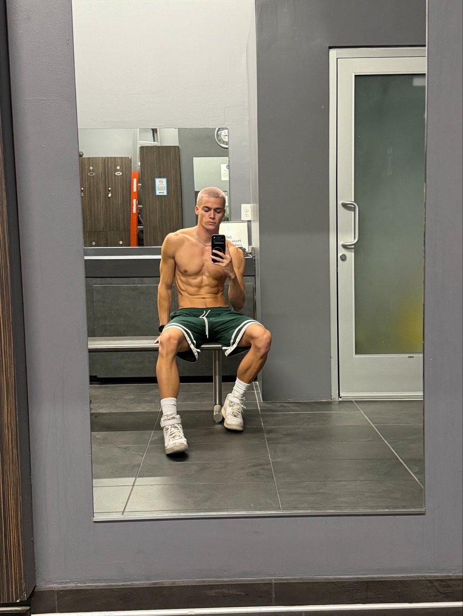 AceTrainerK3n's tweet photo. hair turned a little pink https://t.co/AtU8StrcAl