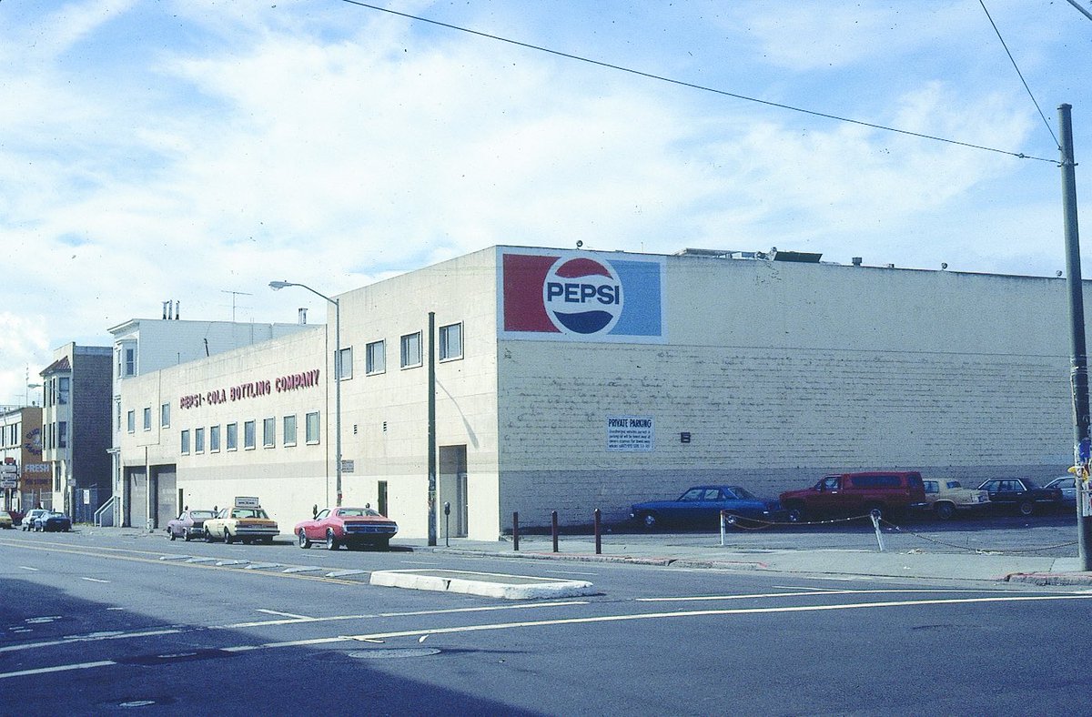 RetroBayArea's tweet photo. There was a Pepsi plant in San Francisco.

It was on Valencia Street, right where the police station is today.

These photos were taken in 1983 as San Francisco was transitioning away from its blue-collar roots. You can see it and feel it in these and other photos from that era. This block of Valencia just looked like a working-class SF street back then, versus the upscale, trendy block it eventually became.

The plant was at 630 Valencia Street.

📸: Max Kirkeberg, 1983