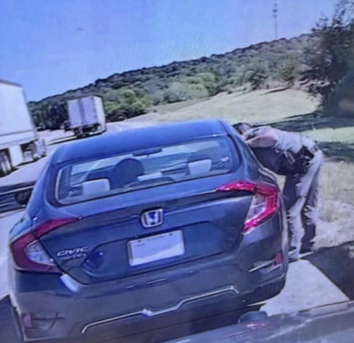 Nerdy_Addict's tweet photo. Picture shows the moment just before the fatal shooting of an officer on I-65 in Warren County, Kentucky. https://t.co/cXupqvqdlY