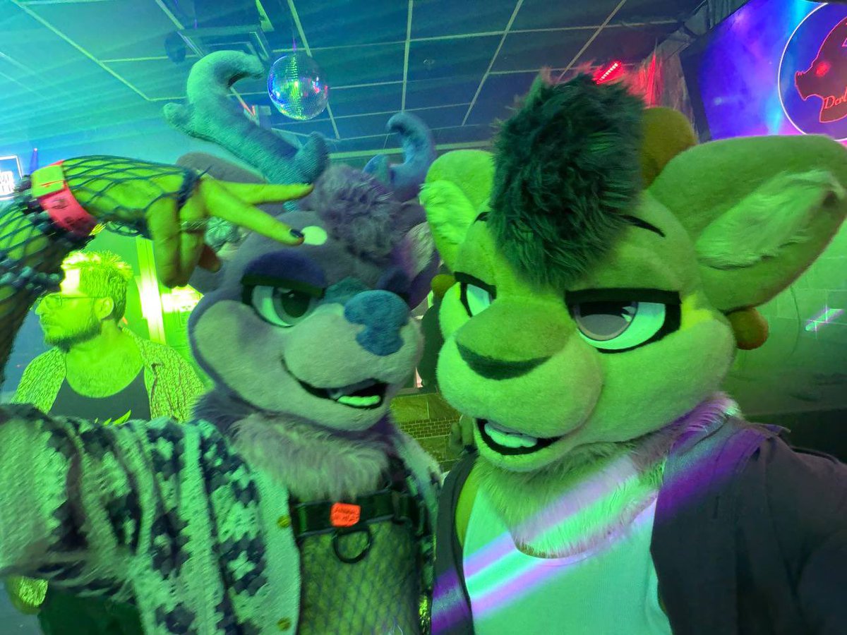 ItsTheLavendeer's tweet photo. PREY AND FANG?! The Midwest furry tour was a success! 💜💜 https://t.co/N53pdTJidA