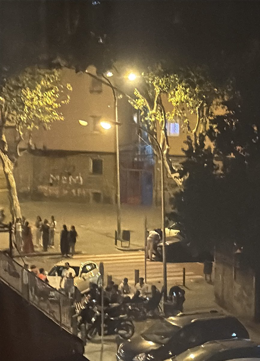 NepPatma's tweet photo. Això és invasió reiterada de la vía pública. Van començar 4 ara ja son 30-40 totes les nits amb cadires, taules. Què passa? Doncs absolutament res, ells campen com volen, els veïns NO descansem. Cruïlla Alfons XII amb C. Primavera @Albiol_XG @J_xtillo https://t.co/3IDBdyjR1Z