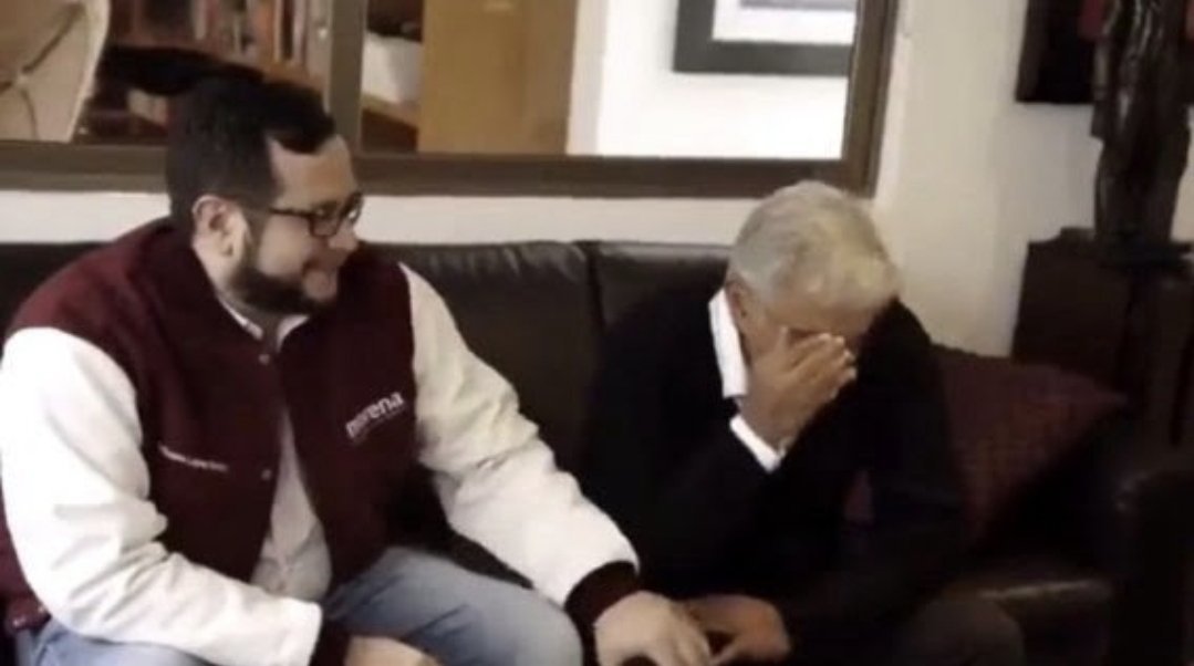FarroRobot's tweet photo. -Paps ¿ya viste que un periodista de TV Azteca descubrió que el prestanombres del Andy y el Bobby se anda escondiendo en Suiza?, y tú que decías que yo era el más pendejo de tus hijos 😀

-Ya cállate pendejo 😩 https://t.co/m1KjVjqIXm