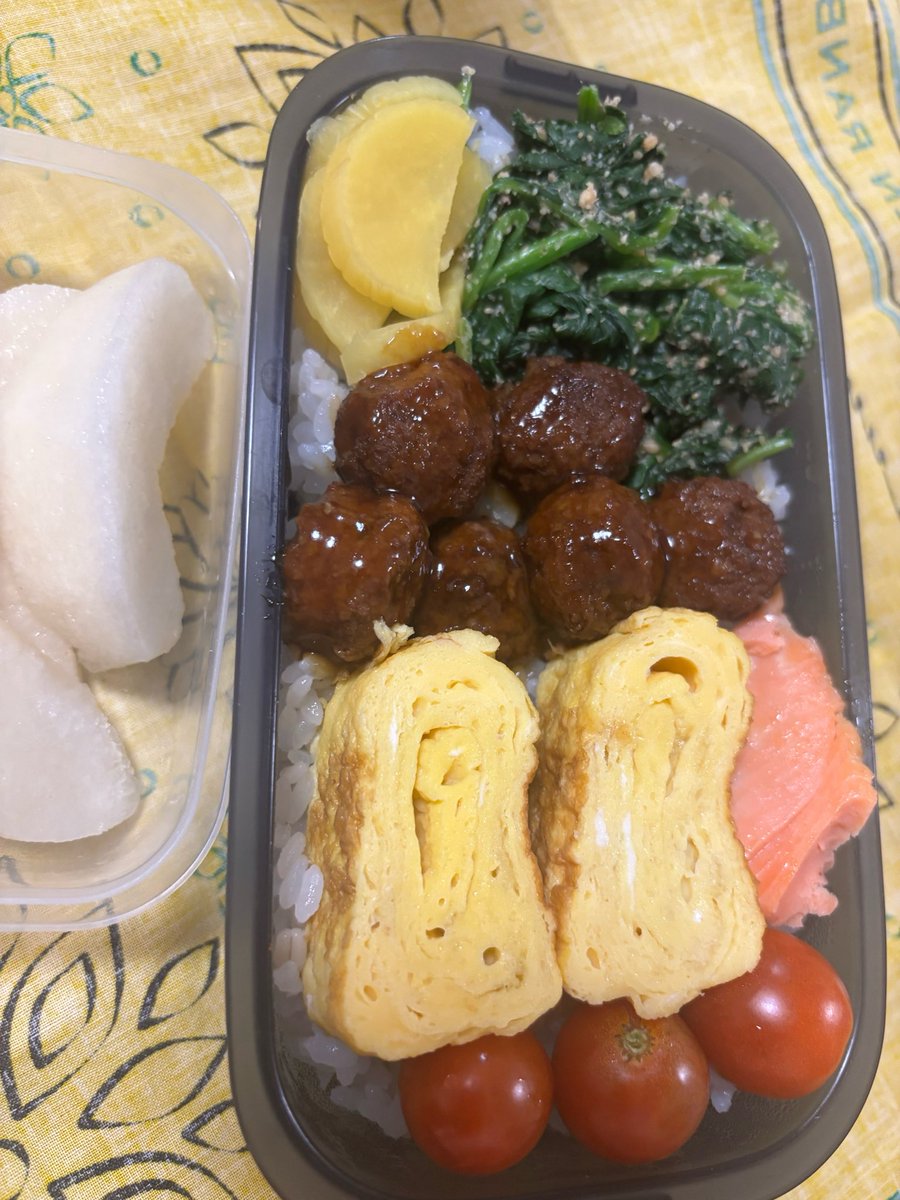 nyxqf447's tweet photo. #お弁当　ほうれん草のゴマあえ、生協のミートボール卵焼き、庭のミニトマト、日曜日フィリピン人のマリアさんからもらった梨 https://t.co/VYmcVPIdK6