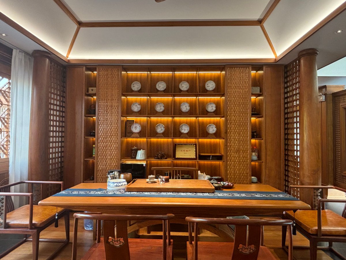 uH3Q9FhcNuhRor9's tweet photo. This tea house looks so cozy—love the old wooden cabinets on the wall and the soft warm lighting. The tea pots there are really cute too, and I bet sipping tea here after a busy day would be so relaxing. https://t.co/xEmxTDDpII