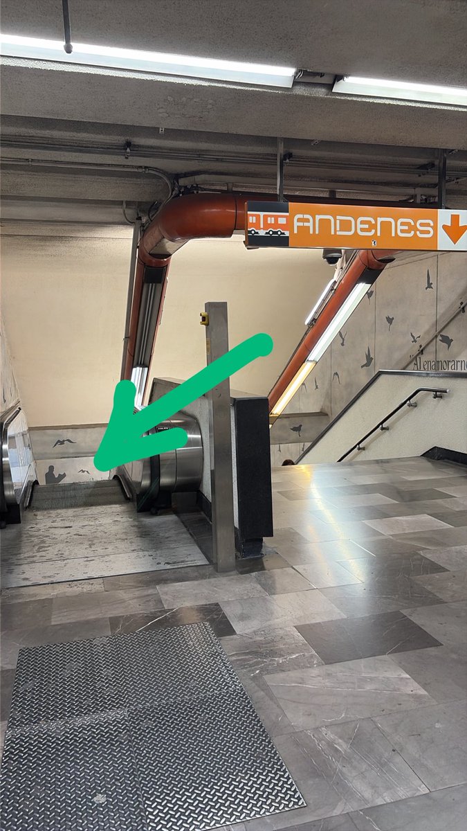ACGlorie's tweet photo. Hola @MetroCDMX cuando piensan arreglar las escaleras eléctricas del trasbordo Mixcoac a la línea 12, llevan más de una semana descompuestas!!! Los viejitos sufren para subir!! https://t.co/dinMB67z77