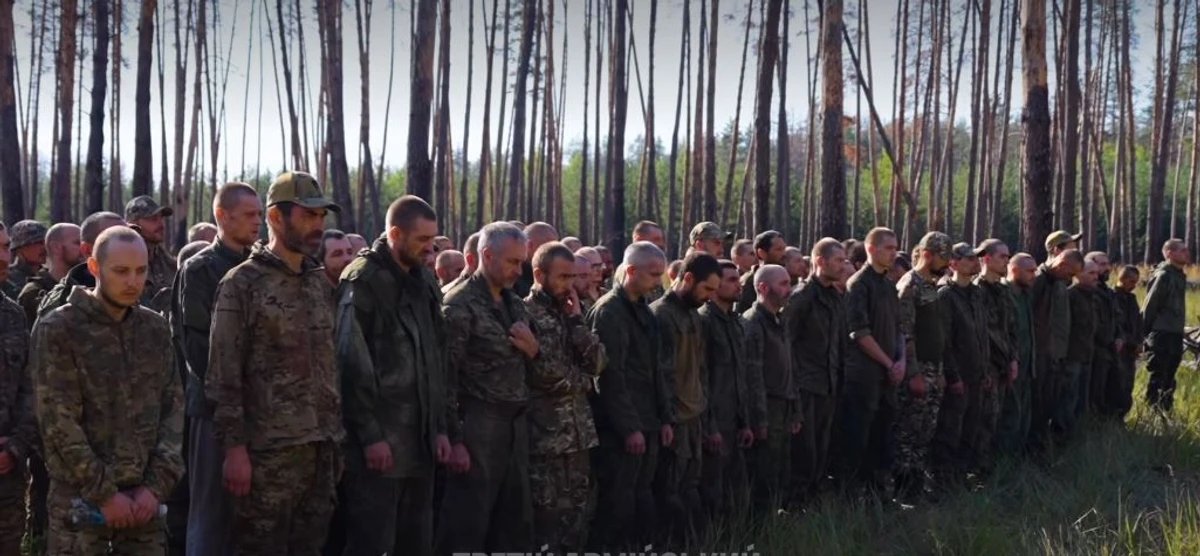 belarus75's tweet photo. @BowesChay And is that them standing at the awards ceremony after the capture of Dobropolye?😁 https://t.co/Y7QwbFenYh