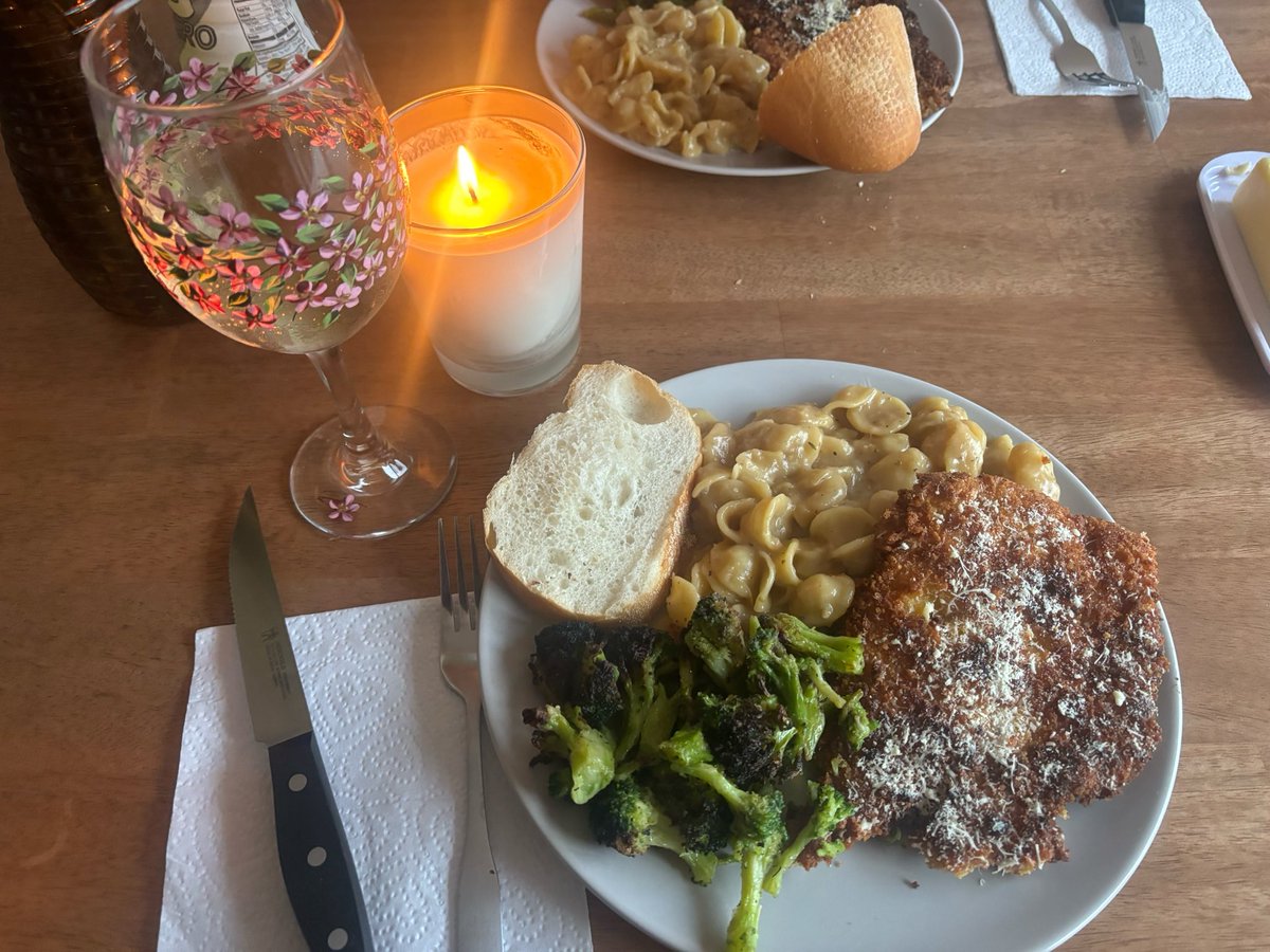 nightlockxo's tweet photo. omnomnom (chicken cutlets, french onion pasta, roasted broccoli, pinot grigio) https://t.co/cDm2ALIYsW