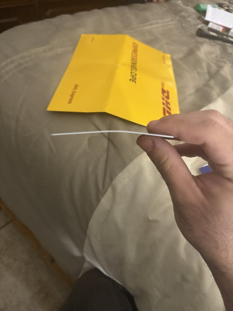 LechuZz's tweet photo. Hoy recibí paquetería (que aventaron por encima de la barda…). Muy padre todo, pero ahora tengo una tarjeta doblada.
Ojito ahí @BBVA_Mex @DHLMex https://t.co/XRQRNGnVMq