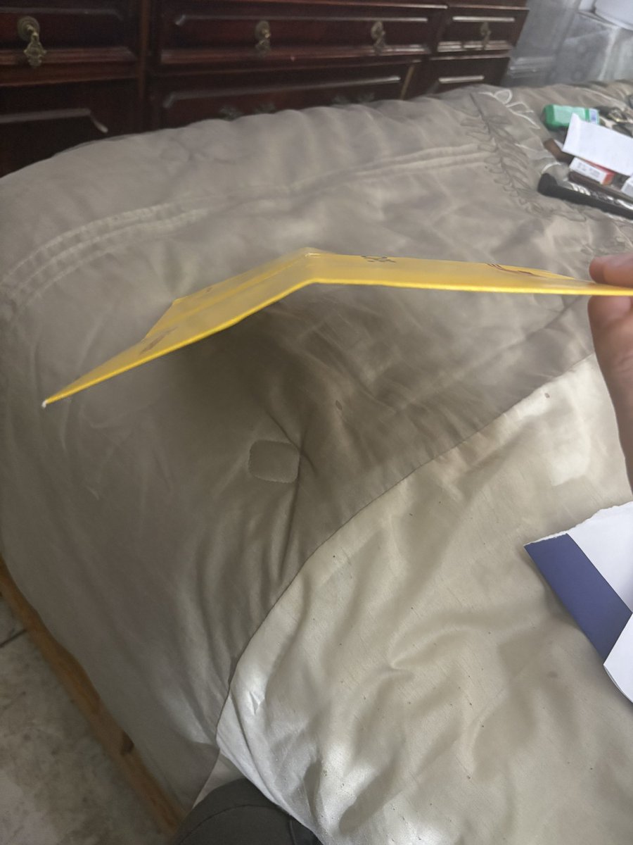 LechuZz's tweet photo. Hoy recibí paquetería (que aventaron por encima de la barda…). Muy padre todo, pero ahora tengo una tarjeta doblada.
Ojito ahí @BBVA_Mex @DHLMex https://t.co/XRQRNGnVMq