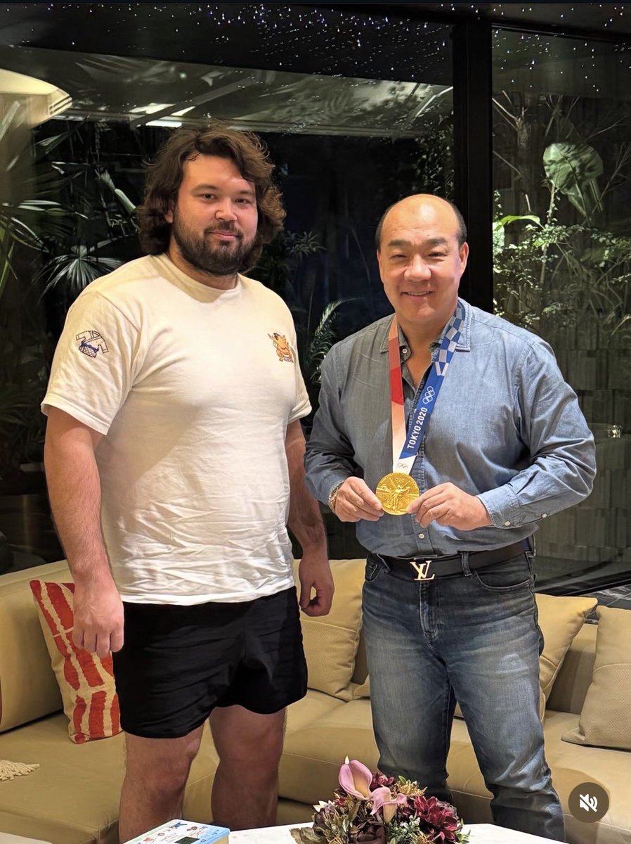 seijinishim's tweet photo. 東京オリンピック柔道男子100kg級金メダリストのウルフ
アロン選手と、僕の自宅で対談させて頂きました。本物の金メダル��、ずっしりと重いです。来年の1.4東京ドームでの新日本プロレスデビュー戦、楽しみにしております！ https://t.co/djhHoYqfog