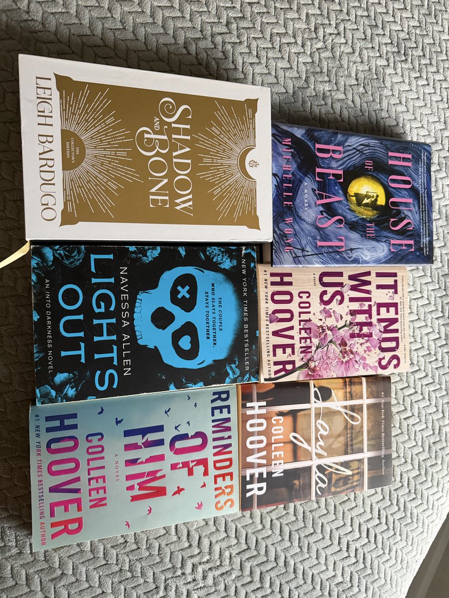 rnalgh1024's tweet photo. Books for sale! DM if interested $5 each 
Special edition $10 first edition Colleen Hoover is $20! #booksforsale https://t.co/iP9R5haeSX