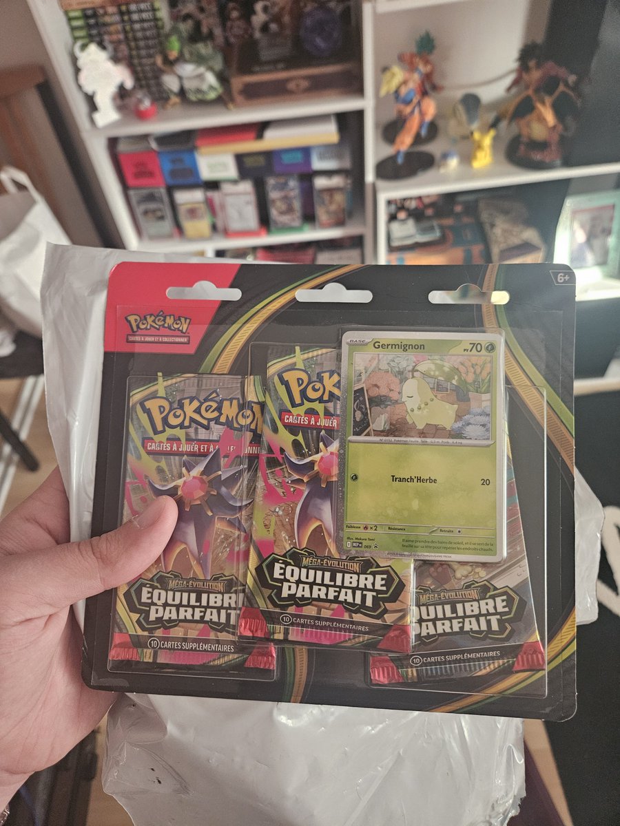 3mr3c4n's tweet photo. J'ai reçu un trio pack de Pokemon Équilibre Parfaite qui vient d'Espagne mais je sais absolument pas qui me l'a envoyé et c'est personne de mon entourage c'est trop bizzare mdrrr c'est quoi ce délire ?? https://t.co/Loz9fNKMiV