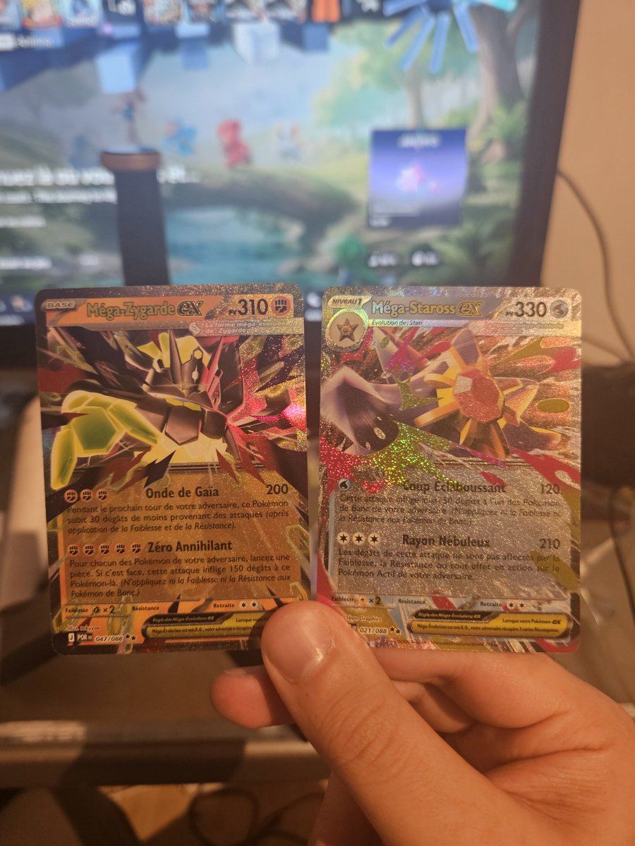 3mr3c4n's tweet photo. J'ai reçu un trio pack de Pokemon Équilibre Parfaite qui vient d'Espagne mais je sais absolument pas qui me l'a envoyé et c'est personne de mon entourage c'est trop bizzare mdrrr c'est quoi ce délire ?? https://t.co/Loz9fNKMiV
