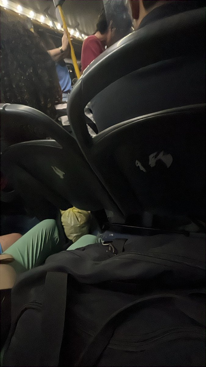 littlemaruana's tweet photo. arrancando todos os adesivos do flávio bolsonaro do ônibus https://t.co/cf4aIMcIPq