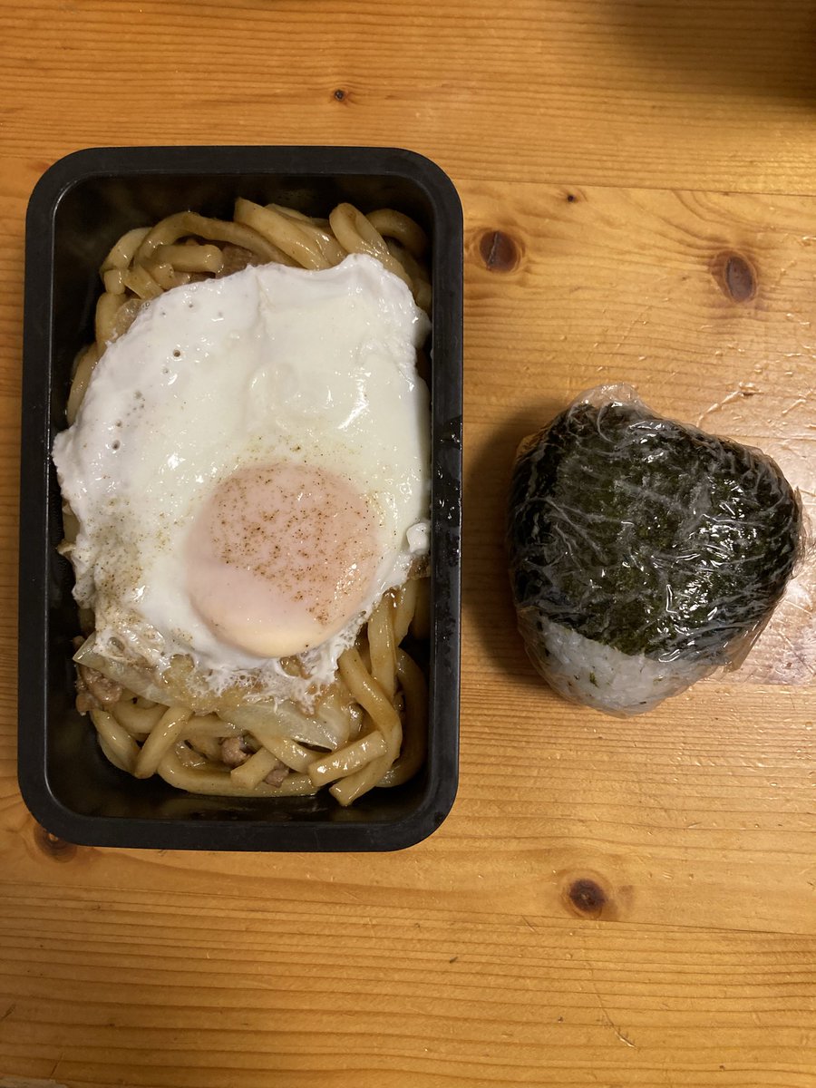 o9no5530's tweet photo. 今朝はご飯が炊けるのが間に合うか微妙な時間だったので焼きうどんに😅
ご飯は間に合ったのでなんとかおにぎり🍙に。
見た目が地味だけどまぁいいか～😅
先日頑張った研修レポートは無事に上司印が押されて返却されました🙌やれやれ～ https://t.co/CrP6XIgJ6j