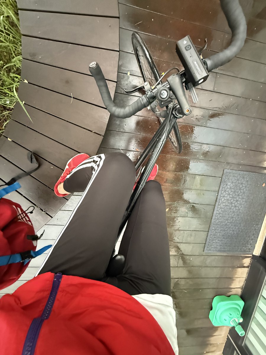 you_kgy's tweet photo. 朝チャリ。スーパーへ牛乳とバナナ買いに行くマン🚴‍♀️💨 https://t.co/gLADpOxvHd