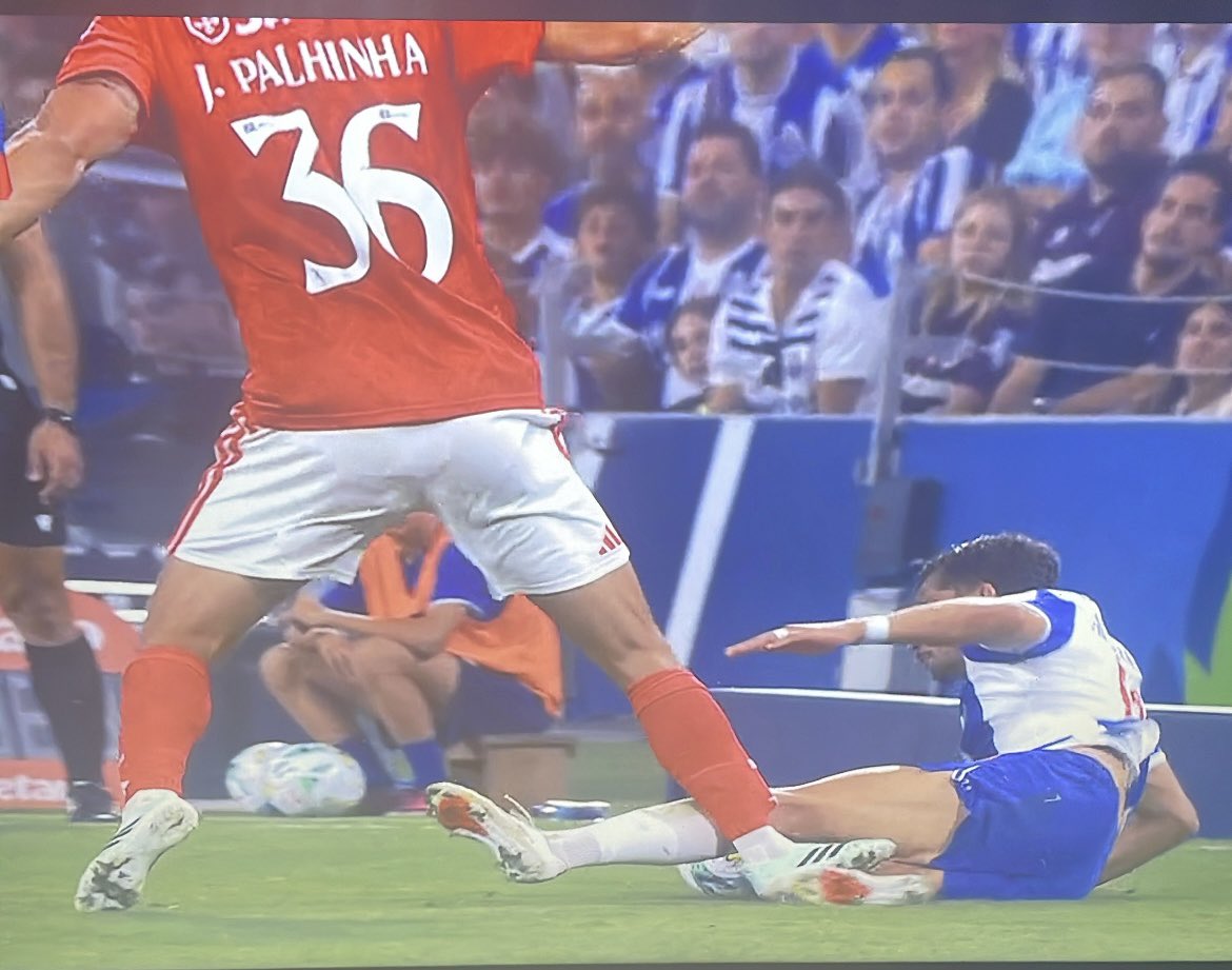 KyleButlerpt's tweet photo. @hugotiago_ @LuisCoelho51 A história dos 3 amarelos. Pf mostra que ficaram 3 ou  mais para eles. Sudakov com cotovelada aos 2mins! Palhinha com coovrlafa, pisao e murro ao borja e acaba o jogo sem aamrlei! Barreira entrou só para virar jogar does do Benfica, com Manu silva a liderar no banco, e nada https://t.co/lv6QP6P26v