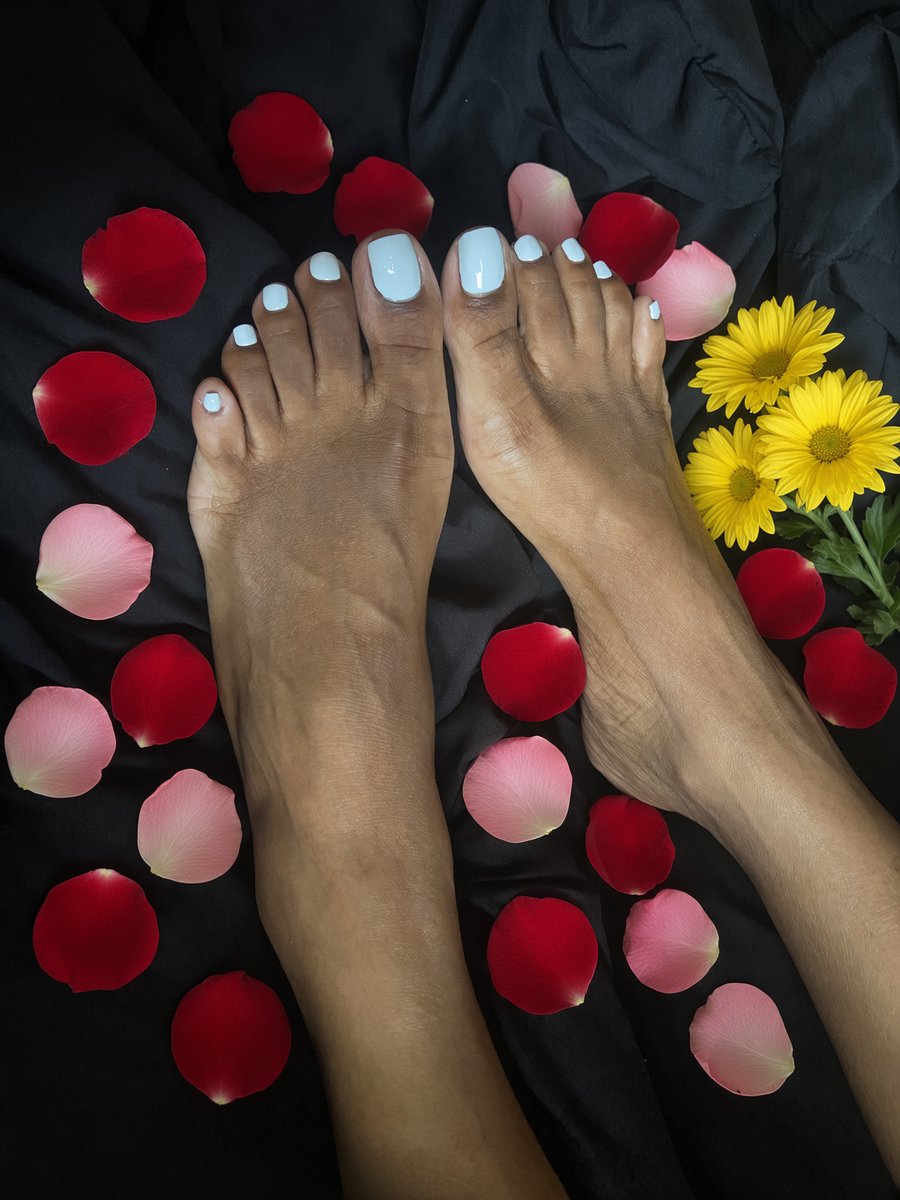 SoleGoddess333's tweet photo. Pretty Feet Matter!!! #RizzySoles #PrettyFeet #Size10s https://t.co/59woCFqelC