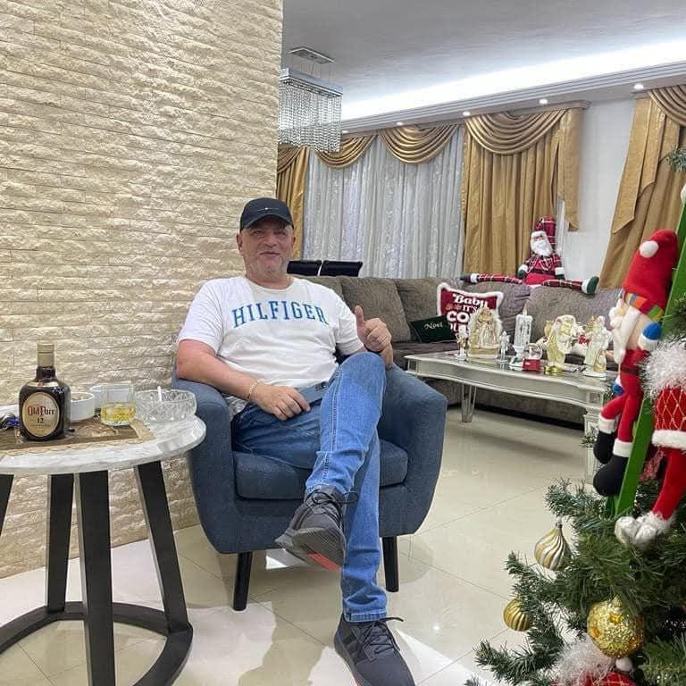 freddyzur's tweet photo. De vender pantalones fiados en Puerto La Cruz y dormir arrimado donde los suegros, a mansión en Caracas y vida de magnate.
Señalan al sirio Sami Michael Chahoud como presunto testaferro de Padrino López. Mientras Venezuela aguanta 8 horas sin luz, la nueva casta brinda con whisky y Range Rover. El guion de siempre