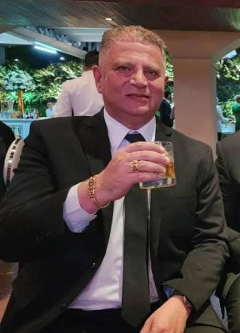 freddyzur's tweet photo. De vender pantalones fiados en Puerto La Cruz y dormir arrimado donde los suegros, a mansión en Caracas y vida de magnate.
Señalan al sirio Sami Michael Chahoud como presunto testaferro de Padrino López. Mientras Venezuela aguanta 8 horas sin luz, la nueva casta brinda con whisky y Range Rover. El guion de siempre