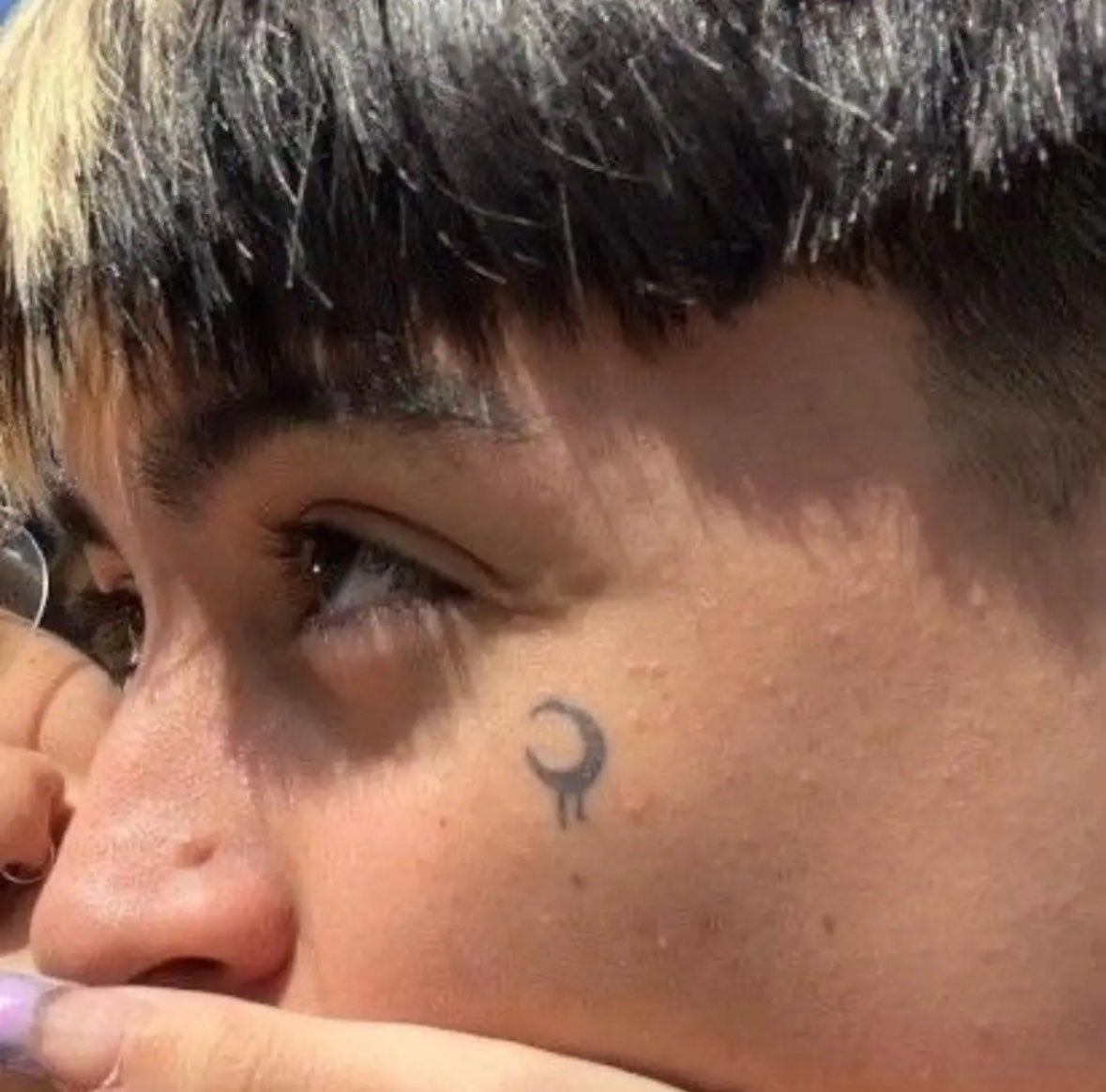 WeLoveThatShit_'s tweet photo. la joaqui se tatuó la luna que tiene tiago pzk en la cara…. :/ https://t.co/C3QHHqWZaS