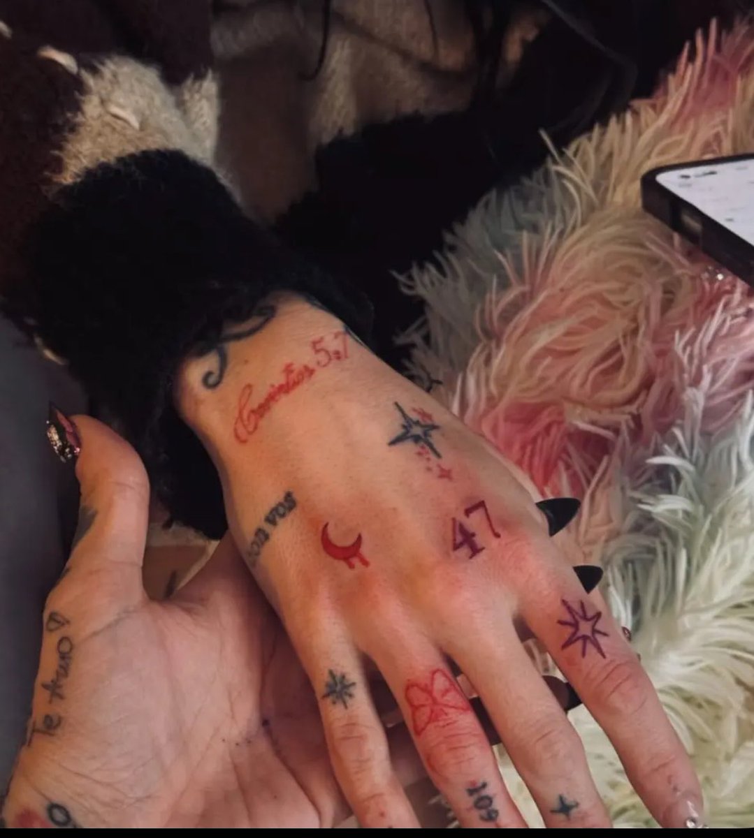 WeLoveThatShit_'s tweet photo. la joaqui se tatuó la luna que tiene tiago pzk en la cara…. :/ https://t.co/C3QHHqWZaS