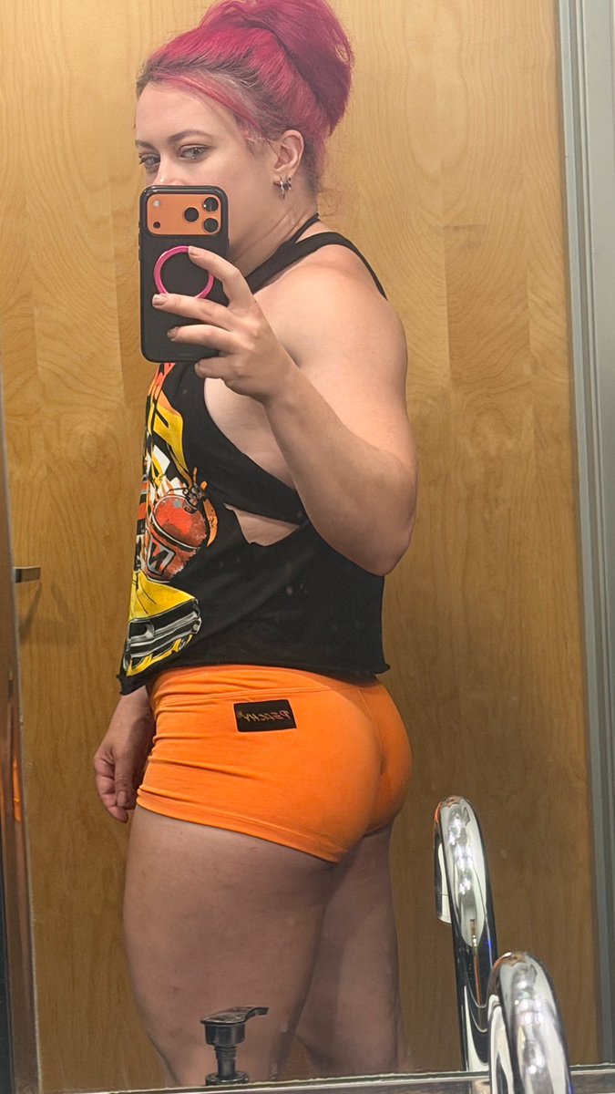 ClaireMax's tweet photo. 🍑? More like a juicy 🎃 https://t.co/HvVwo4k1jN