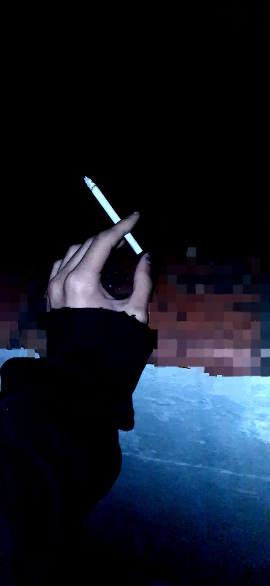mimiiskeleton's tweet photo. #cigarro na varanda https://t.co/15rxmfEqLm
