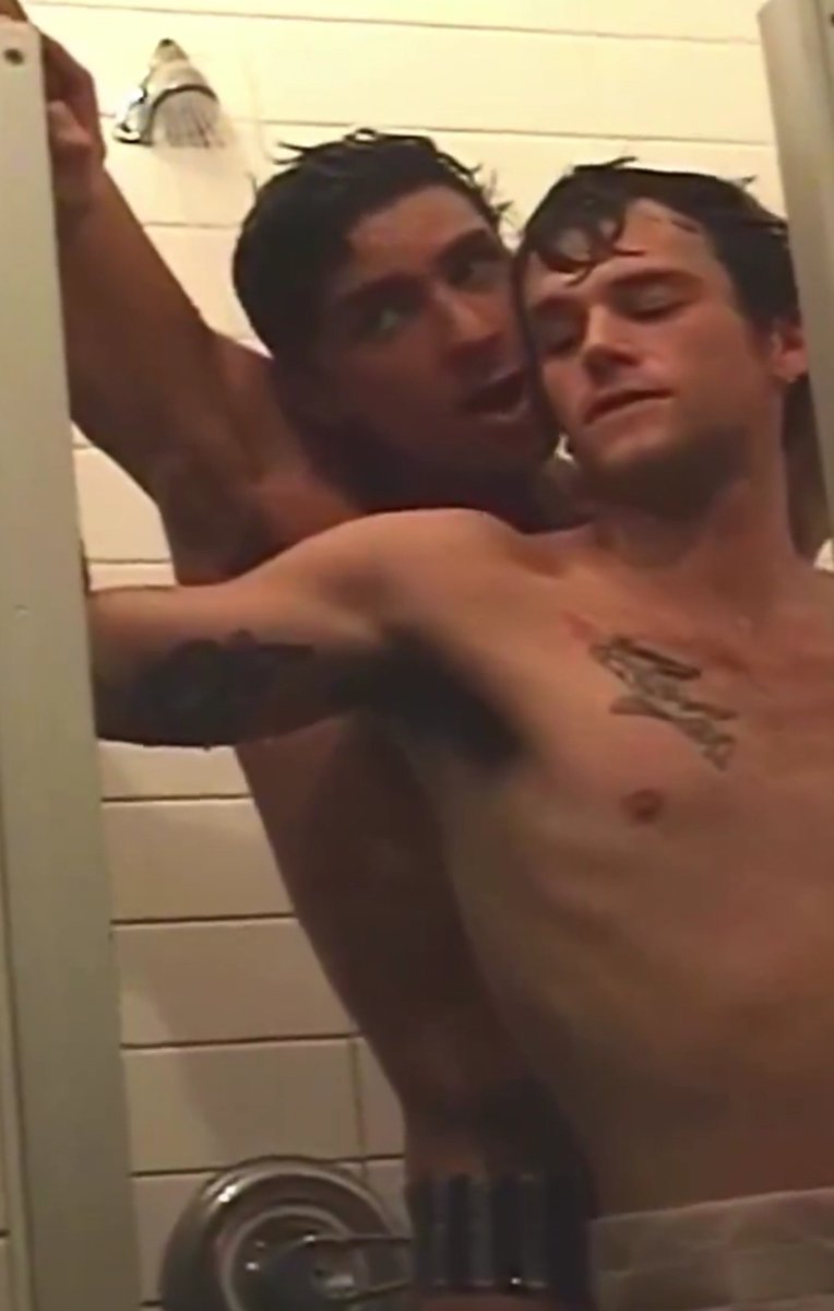 Giuh_h's tweet photo. this bts of isaac cole powell and brandon flynn tho https://t.co/rxua97vgqG