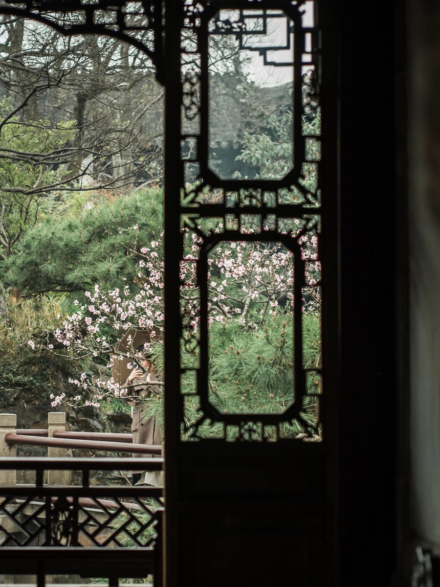 KnLUqK413woW7lX's tweet photo. [This poem captures the quiet sadness of Yu's unspoken regret amid the old hall's withered flowers.] https://t.co/Ql8LiUYWjP