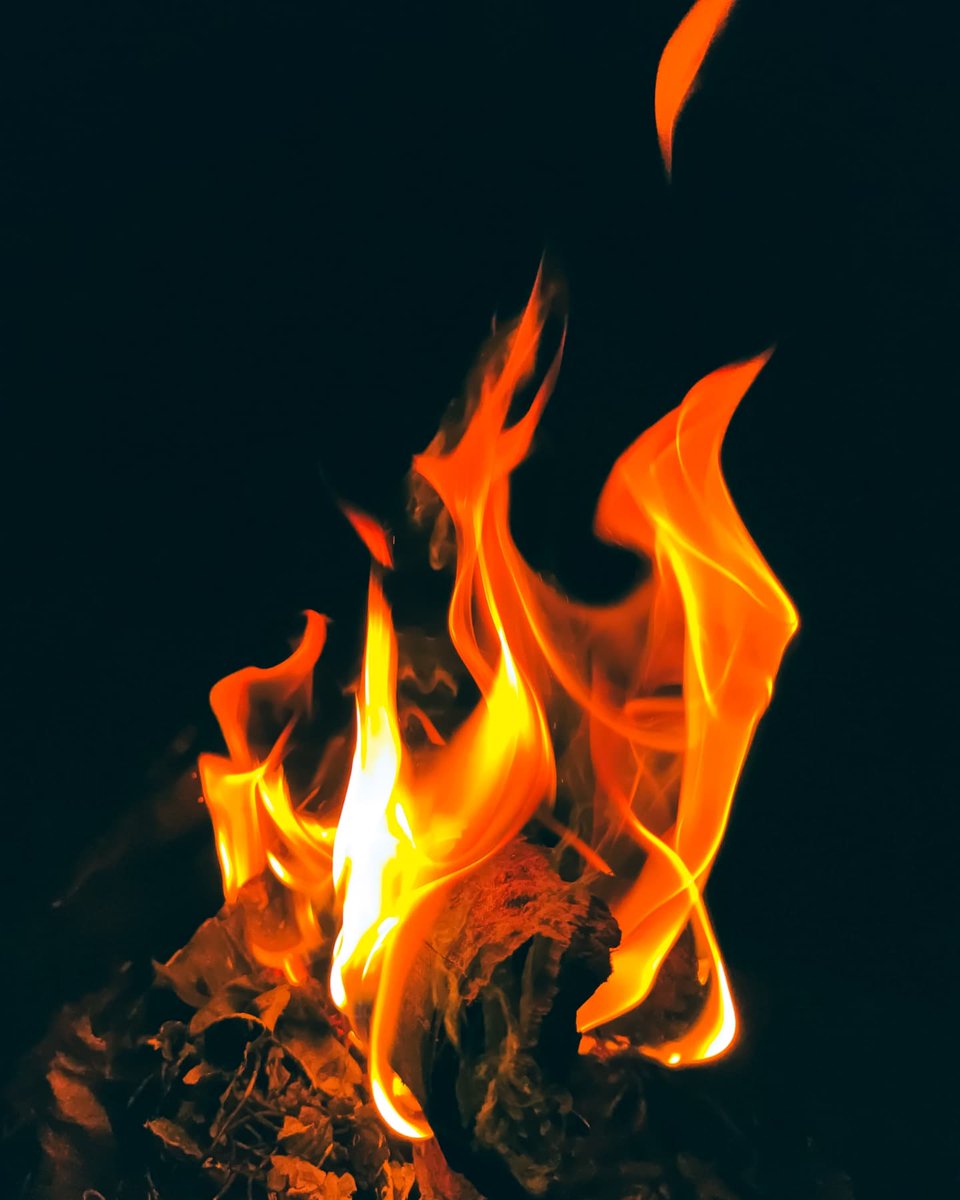 WhitneyPanq0nr's tweet photo. Firelight in the darkness, alive and mesmerizing. https://t.co/4TcUVVXZqK