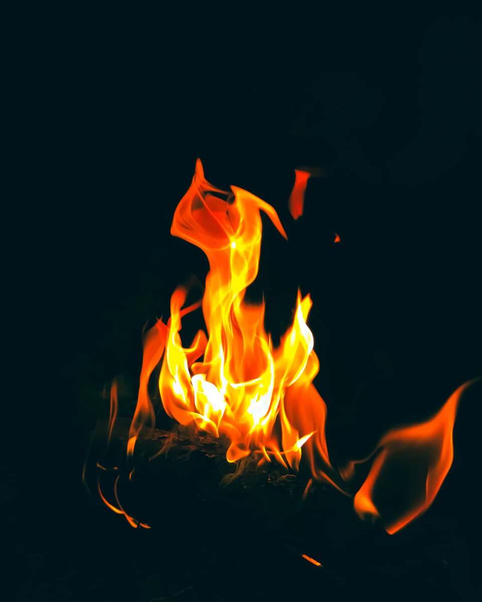 WhitneyPanq0nr's tweet photo. Firelight in the darkness, alive and mesmerizing. https://t.co/4TcUVVXZqK