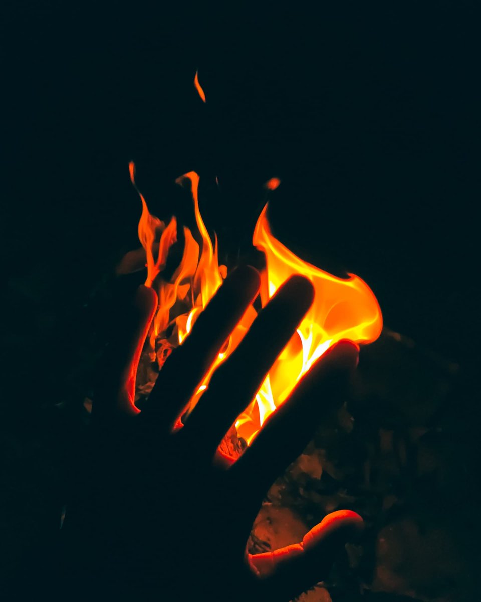WhitneyPanq0nr's tweet photo. Firelight in the darkness, alive and mesmerizing. https://t.co/4TcUVVXZqK