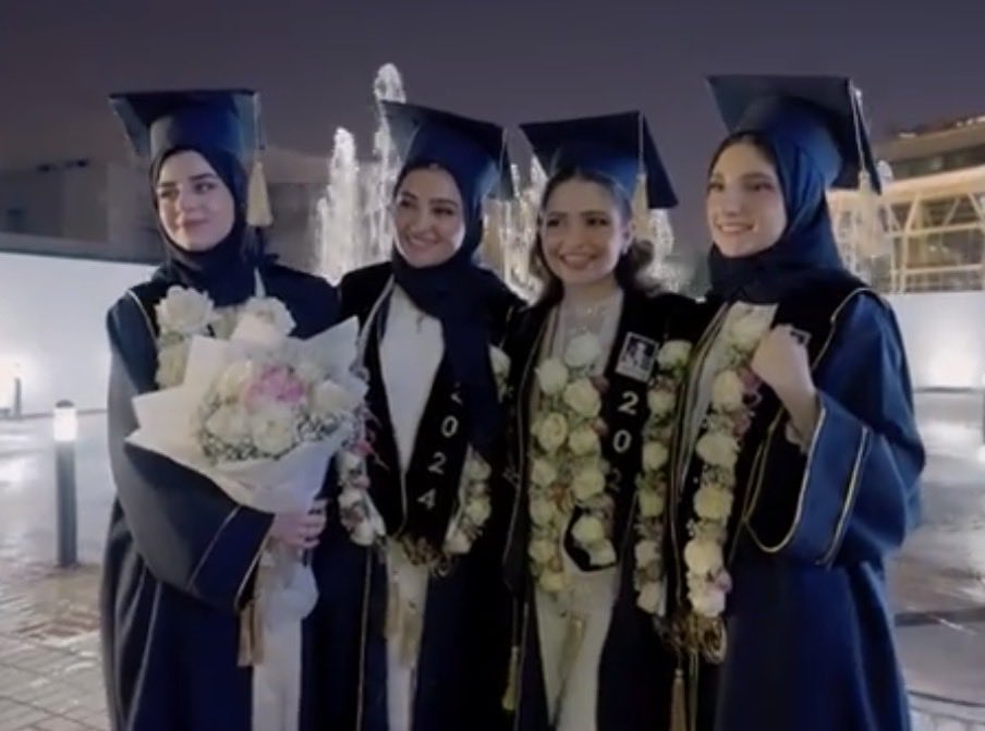 jz2za's tweet photo. تأملو مظهر طالبات جامعة الفيصل اللي معروف عنها مايدرس فيها إلا ابناء الطبقة المخملية 

الغريب هنا انك نادر جدًا تشوف بينهم منقبة وأغلبهم كاشفات وهذا اكبر دليل على ان النقاب لبس بنات الفقر المهانات و بس.

#٢٠٣٠_بلا_نقاب https://t.co/GcFXTCo2zo