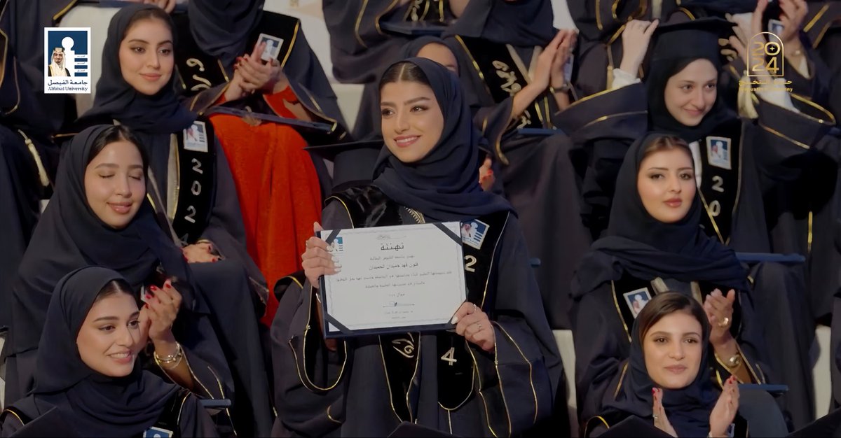 jz2za's tweet photo. تأملو مظهر طالبات جامعة الفيصل اللي معروف عنها مايدرس فيها إلا ابناء الطبقة المخملية 

الغريب هنا انك نادر جدًا تشوف بينهم منقبة وأغلبهم كاشفات وهذا اكبر دليل على ان النقاب لبس بنات الفقر المهانات و بس.

#٢٠٣٠_بلا_نقاب https://t.co/GcFXTCo2zo