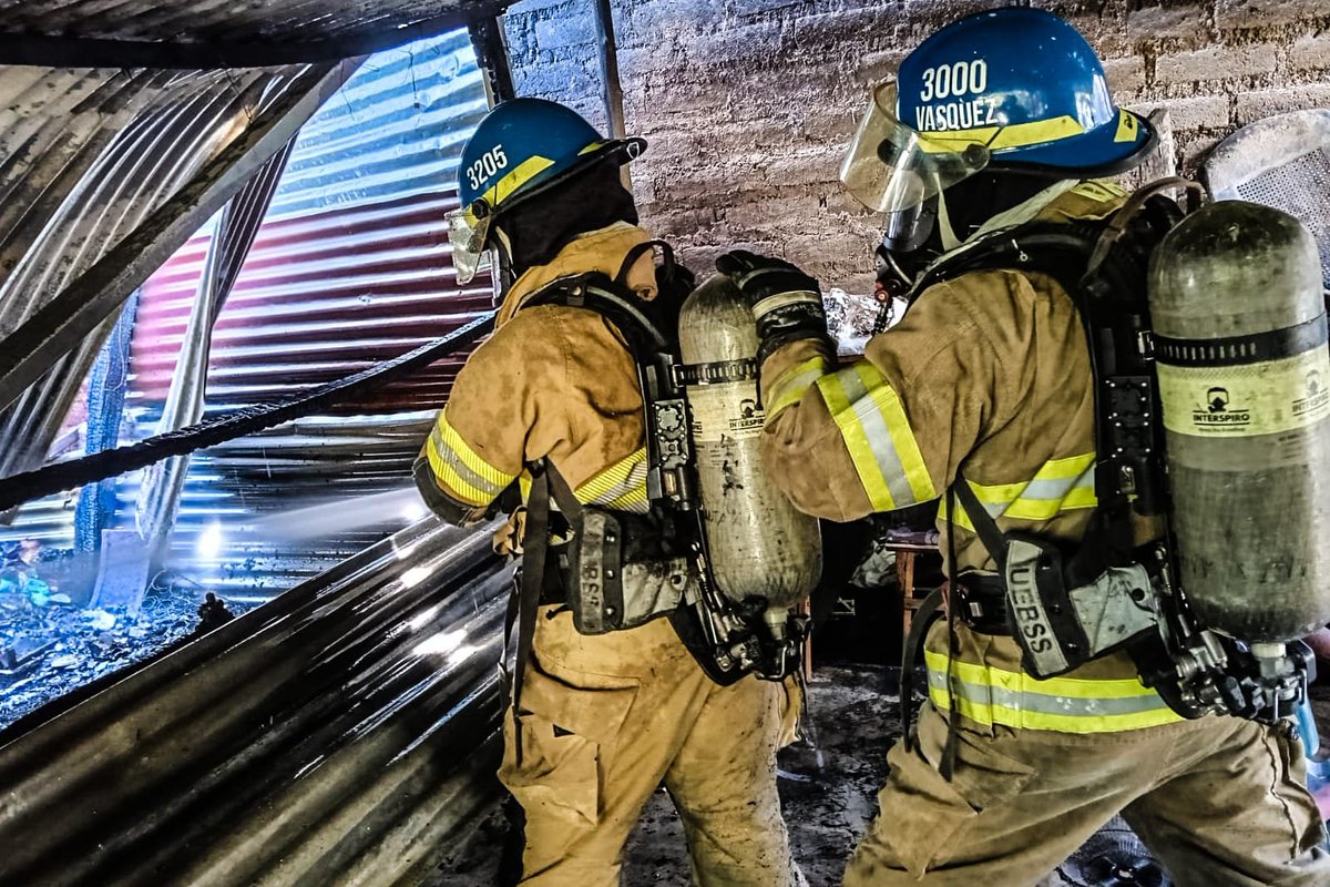 BomberosSV's tweet photo. 🚨 Atendimos reporte de incendio estructural en una carpintería ubicada en la📍col. Jardines, Santa Ana Centro. Ejecutamos maniobras de control, enfriamiento y liquidación del fuego para sofocar el incendio y evitar su propagación a estructuras aledañas.  📞 9️⃣1️⃣3️⃣ 🚒💨 https://t.co/KdxMuMtBFy
