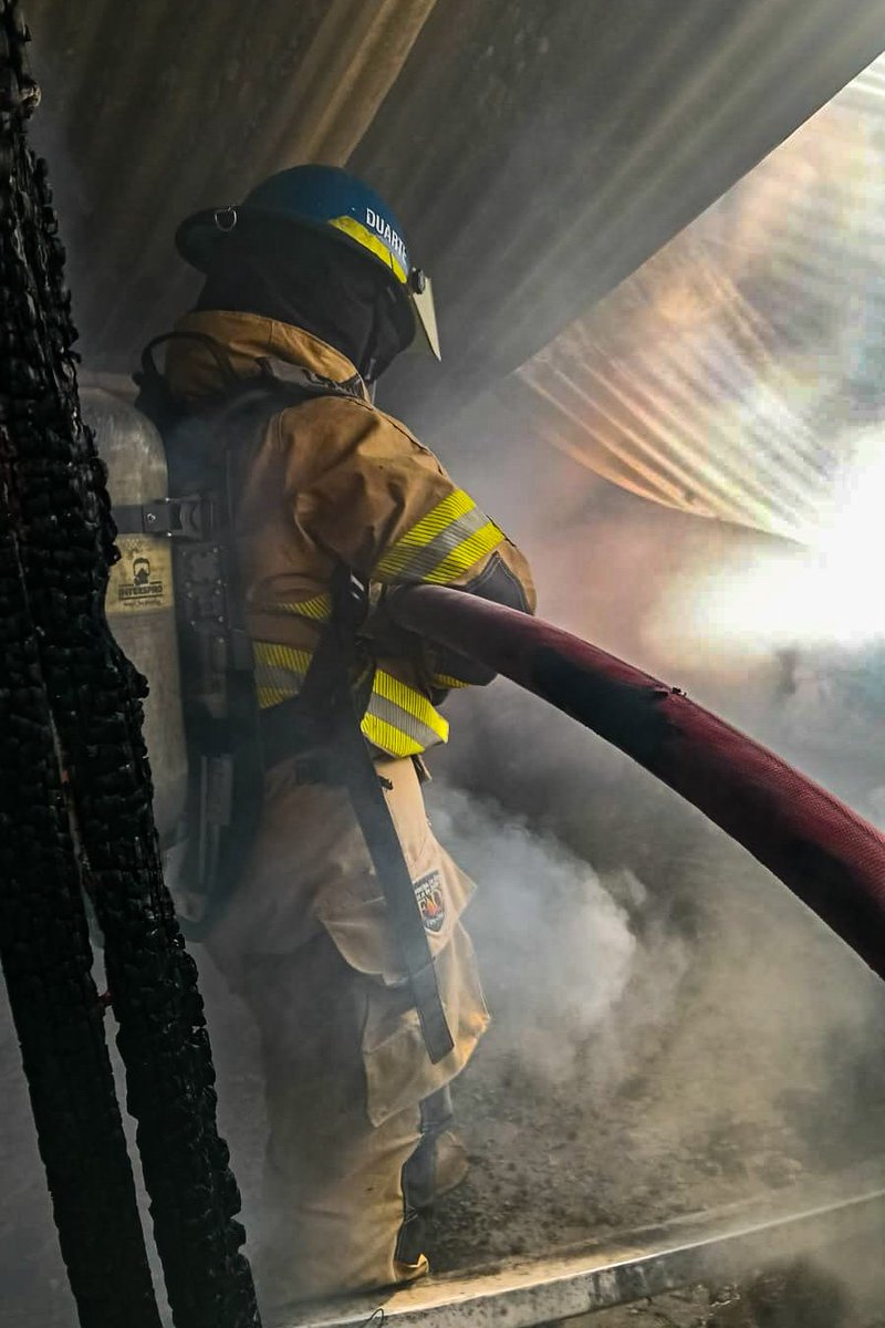 BomberosSV's tweet photo. 🚨 Atendimos reporte de incendio estructural en una carpintería ubicada en la📍col. Jardines, Santa Ana Centro. Ejecutamos maniobras de control, enfriamiento y liquidación del fuego para sofocar el incendio y evitar su propagación a estructuras aledañas.  📞 9️⃣1️⃣3️⃣ 🚒💨 https://t.co/KdxMuMtBFy