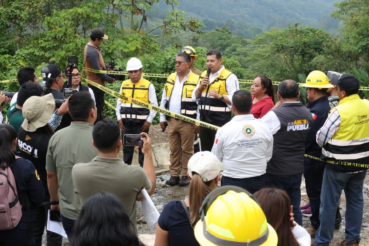 armentapuebla_'s tweet photo. Con autoridades de los 3 órdenes de gobierno, recorrimos Amixtlán, municipio afectado por las recientes lluvias. El albergue se encuentra en condiciones para preservar lo más importante: la vida. ☔🏡

Dimos certeza de que estamos unidas y unidos ante las necesidades que requieran las familias serranas. Todo bajo el liderazgo de nuestra presidenta, la Dra. @Claudiashein. 🫶🏼