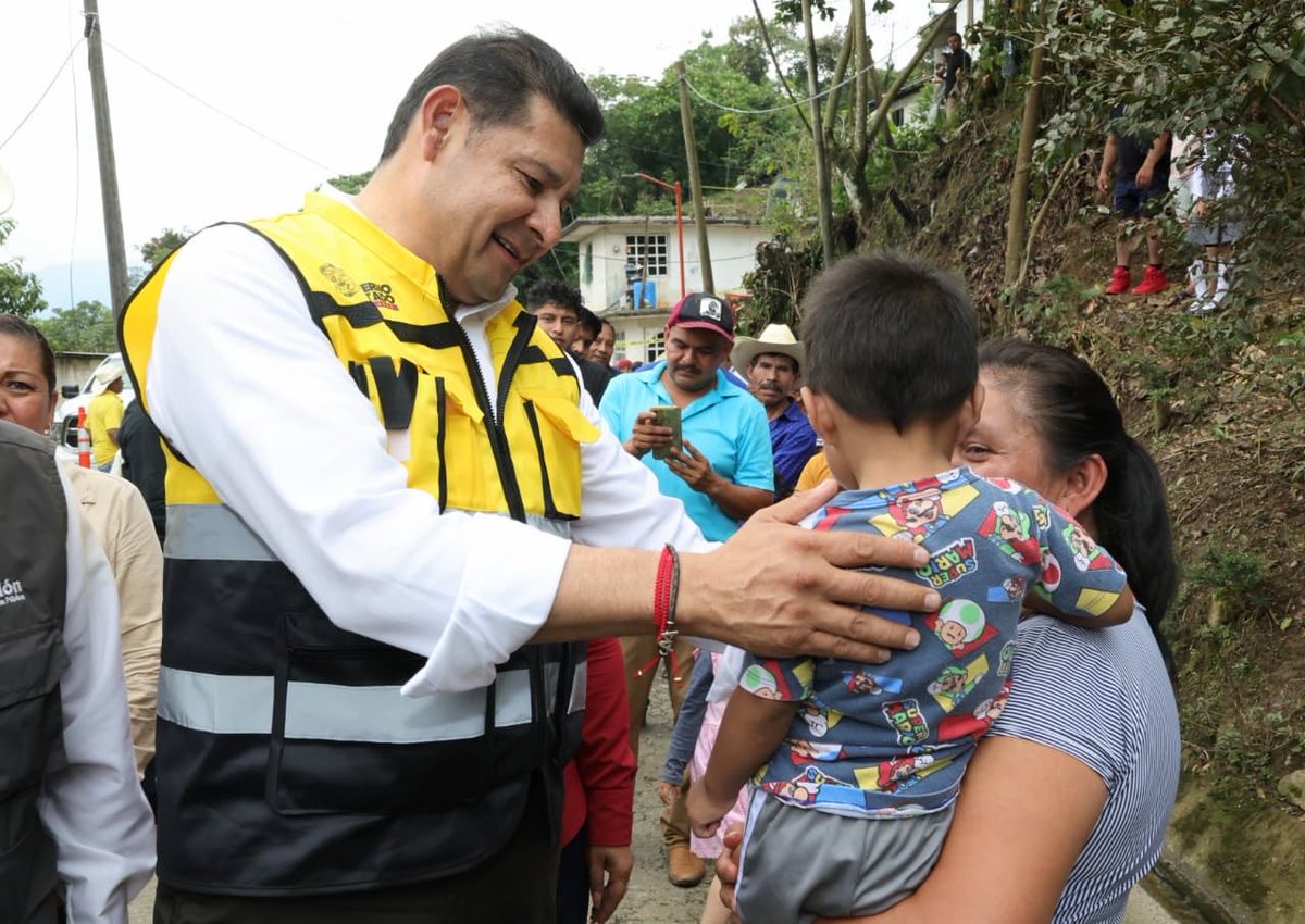armentapuebla_'s tweet photo. Con autoridades de los 3 órdenes de gobierno, recorrimos Amixtlán, municipio afectado por las recientes lluvias. El albergue se encuentra en condiciones para preservar lo más importante: la vida. ☔🏡

Dimos certeza de que estamos unidas y unidos ante las necesidades que requieran las familias serranas. Todo bajo el liderazgo de nuestra presidenta, la Dra. @Claudiashein. 🫶🏼