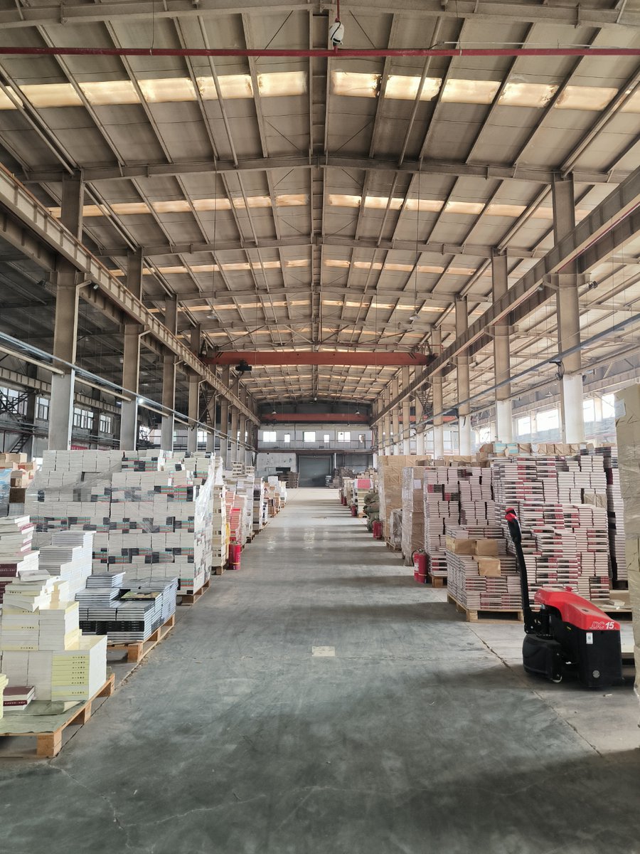 hyper_crane_30's tweet photo. In our small but cozy warehouse, we always make sure our inventory is well organized. The new bookshelf is placed near the bay window, making every corner feel warm.（在我们小小的但舒适的仓库里，我们总是确保库存摆放整齐。新的书架放在窗边，让每个角落都感觉温暖。） https://t.co/oy1Z6oPftv