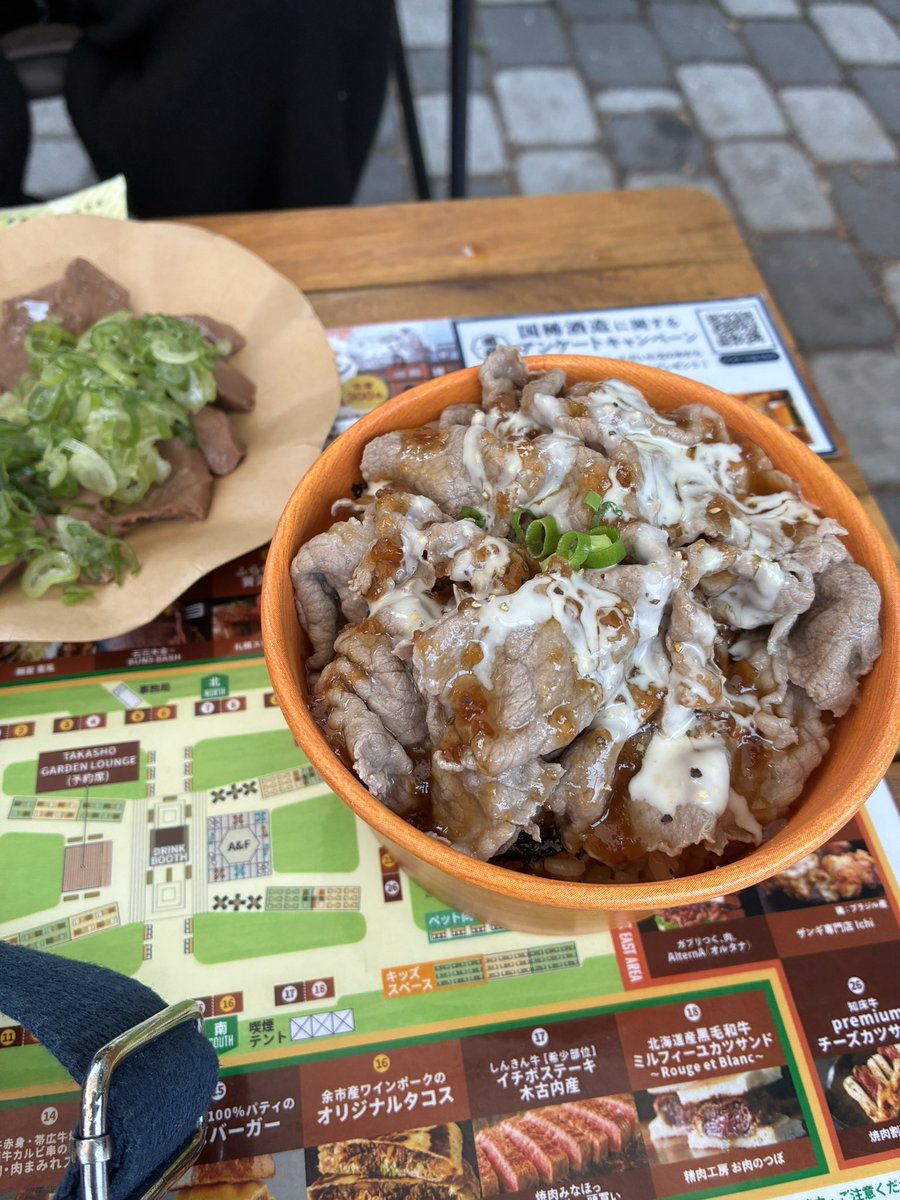 k_azuma82's tweet photo. 昨日数年ぶりにオータムフェスト行ったけど肉しか食べなかった笑
そして念願のりんご味ゲット🍎 https://t.co/otw4HarJwT
