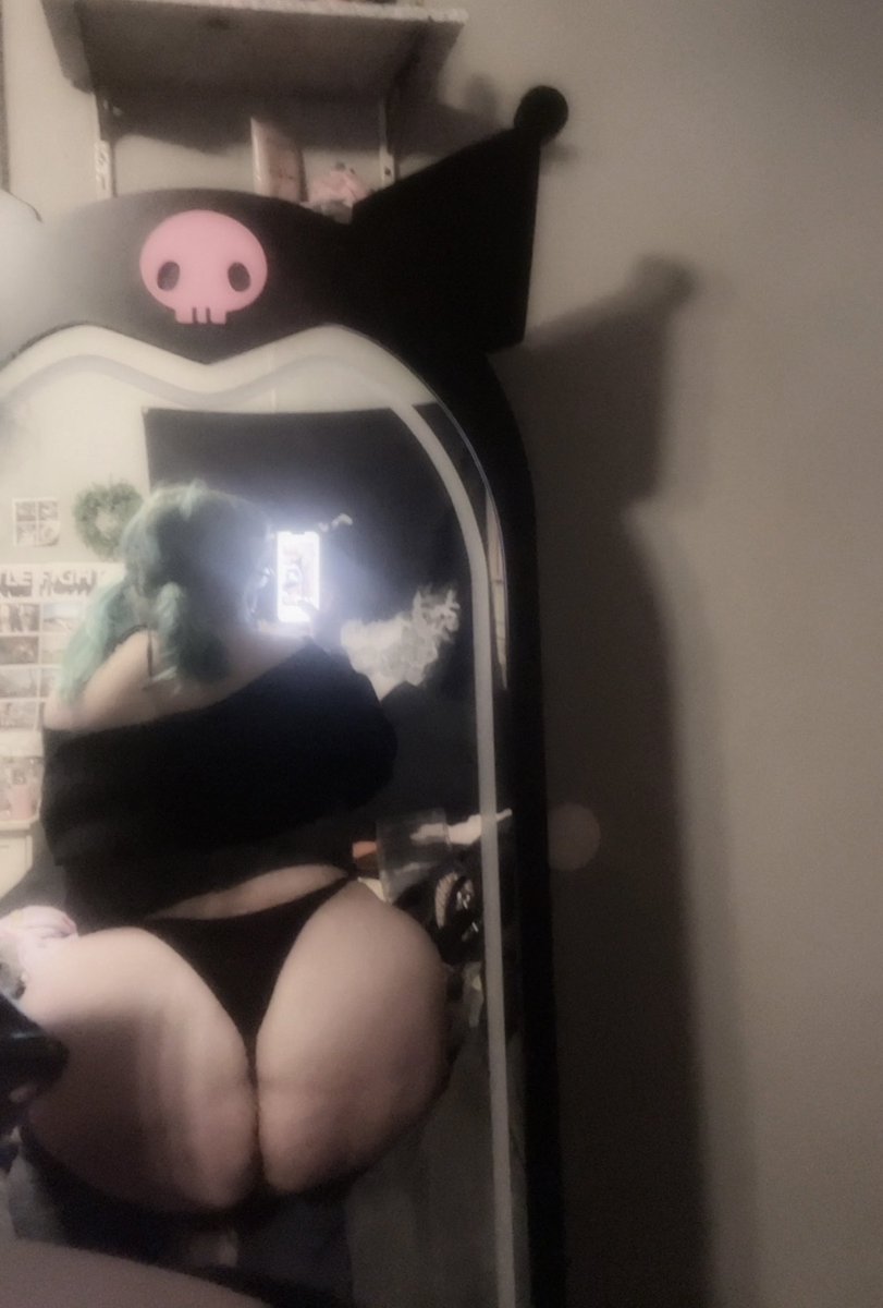 yrfavsizequeen's tweet photo. whose ass is bigger?? me or ur gf?? https://t.co/76G4gh6mkJ