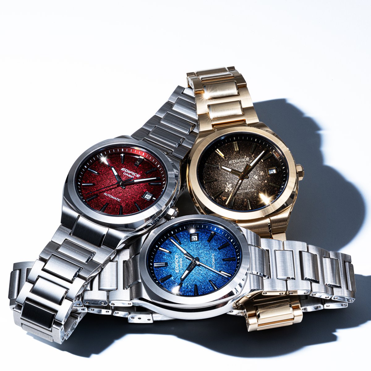 CasioEdificeJP's tweet photo. 🔵ブルーか🔴レッドか🟤ブラウンか✨
自動巻きEFK-200シリーズの電鋳文字板が生み出す、独特のテクスチャと鮮やかな発色。写真だけでは伝わらない美しさを、ぜひ店頭で。さて、あなたならどの色？
https://t.co/Mq2nFGPnay

#EDIFICE #CASIO #カシオ #automatic @CASIOJapan https://t.co/lXDTp631eP