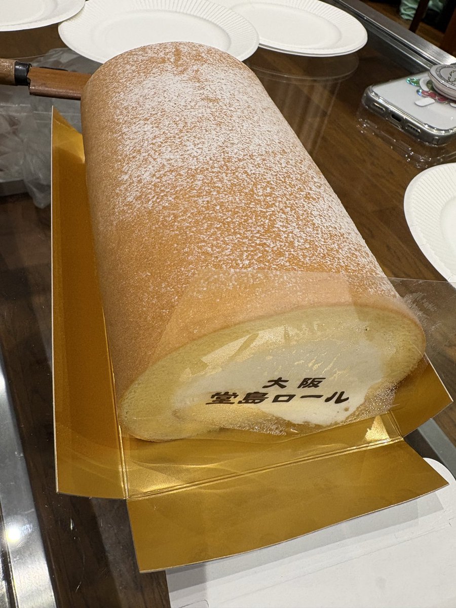 momoimoimi's tweet photo. おつかれyummy
大人なので好きな厚さにカットできてまた夢をひとつ叶えてしまった。
しあわせの味、枕にしたいくらいの美しいフォルム、ふわふわ弾力。
#堂島ロール https://t.co/SLc5pePykK