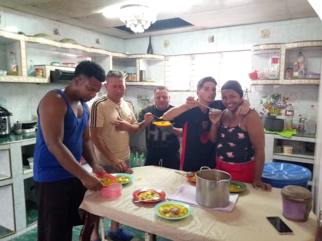 JavierPrez85501's tweet photo. En nuestro CDI celebramos un  aniversario mas de la creación de los CDR, todos juntos como siempre 
#CubaVencerá
#CubaCoopera https://t.co/WxSYM7ciAp