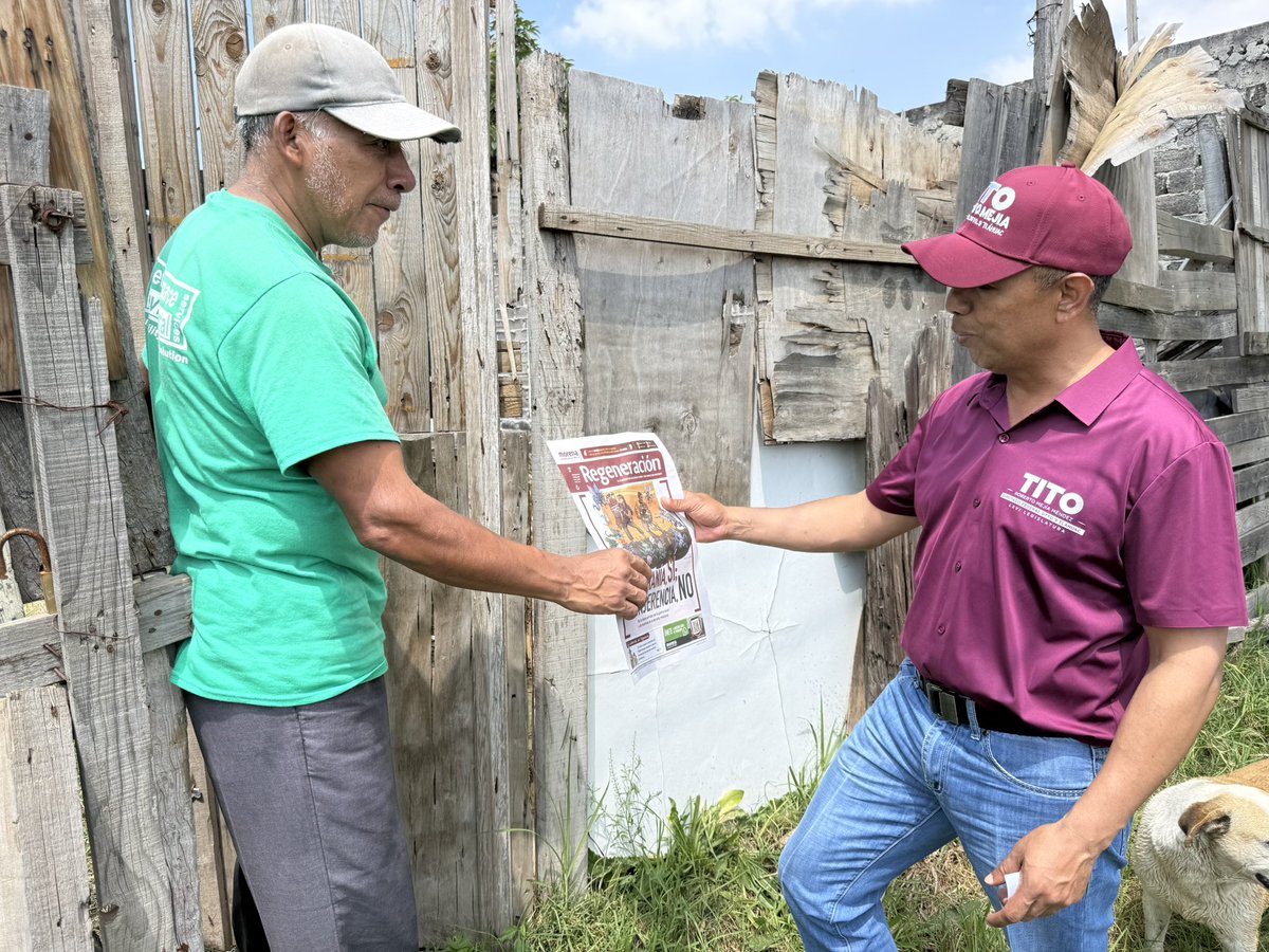 Robertomejiamen's tweet photo. Hoy nuevamente salimos a territorio, tocando puerta por puerta en Ampliación San Miguel, Santa Catarina, escuchando a nuestras vecinas y vecinos a quienes les compartimos el periódico Regeneración como una herramienta para informar y generar opinión.

 #Morena #Tláhuac #cdmx https://t.co/0GYzQWv48L