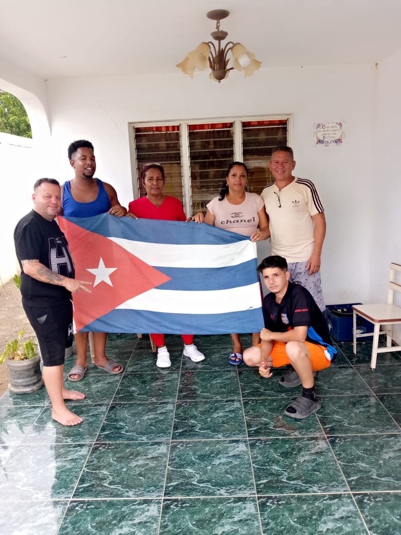 JavierPrez85501's tweet photo. Nuestra bandera al frente, siempre, que vivan los CDR
#CubaCoopera
#CubaVencerá https://t.co/4MNu5T7wHY