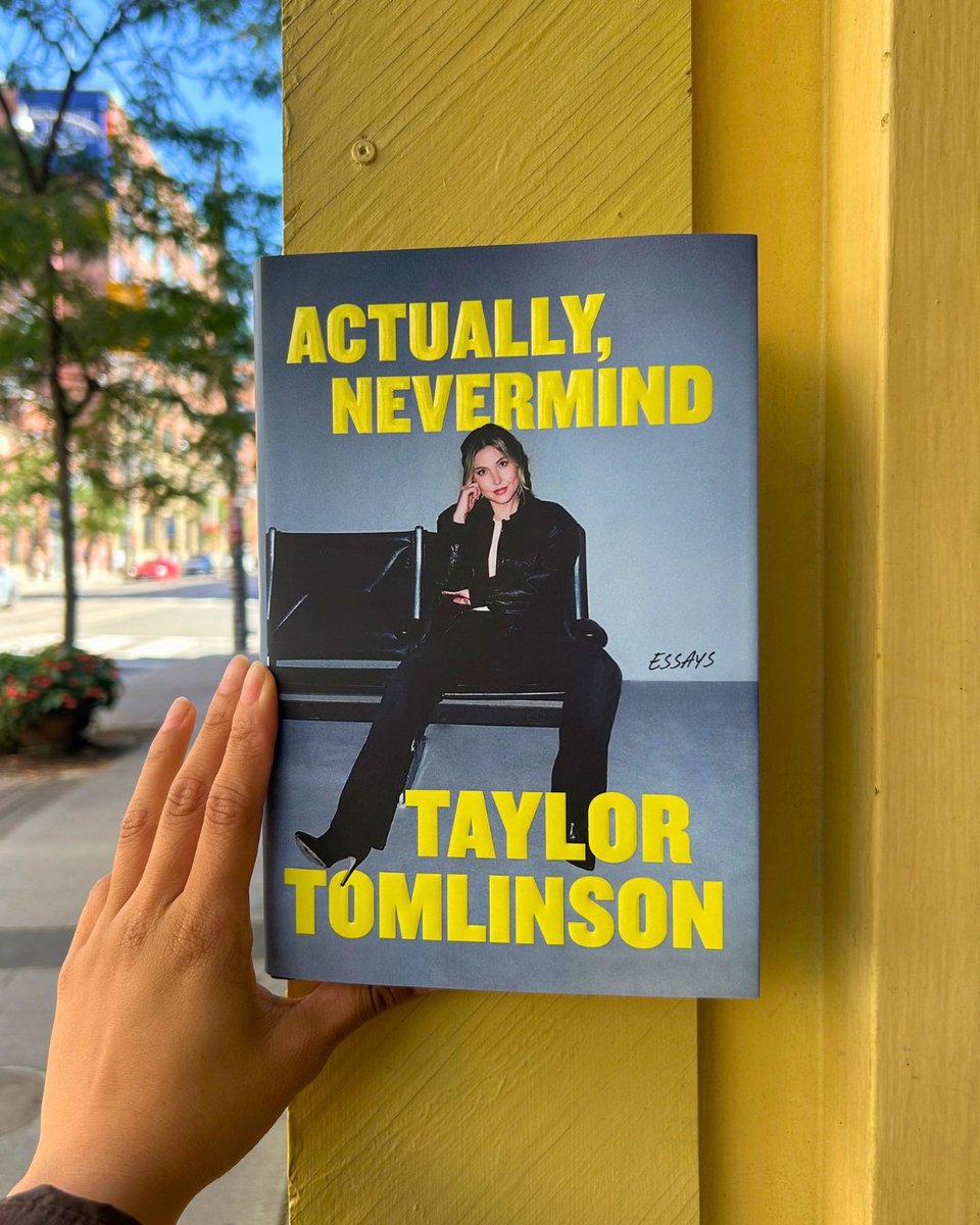SimonSchusterCA's tweet photo. Acclaimed comedian Taylor Tomlinson brings her natural storytelling gifts and incisive wit to the page in ACTUALLY, NEVERMIND. Shop now! https://t.co/TtMJHrQpyL https://t.co/KnKaqPu93e
